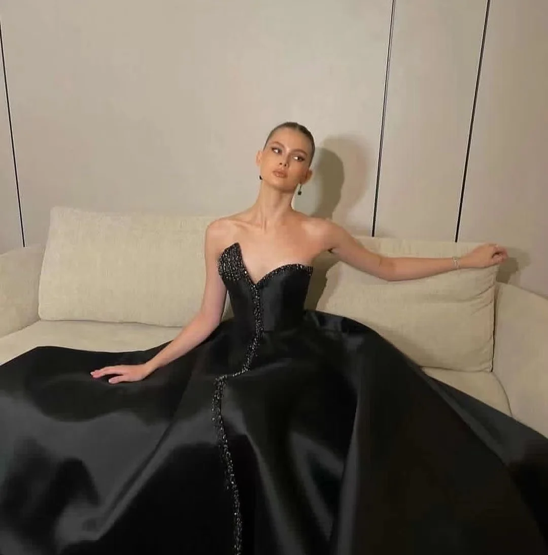 Santorini Black Satin Evening Dresses Sweetheart Beaded Side Slit Long Prom Dress Celebrity Women Wear Zipper Back Formal Gowns
Santorini Black Satin Evening Dresses Sweetheart Beaded Side Slit Long Prom Dress Celebrity Women Wear Zipper Back Formal Gowns