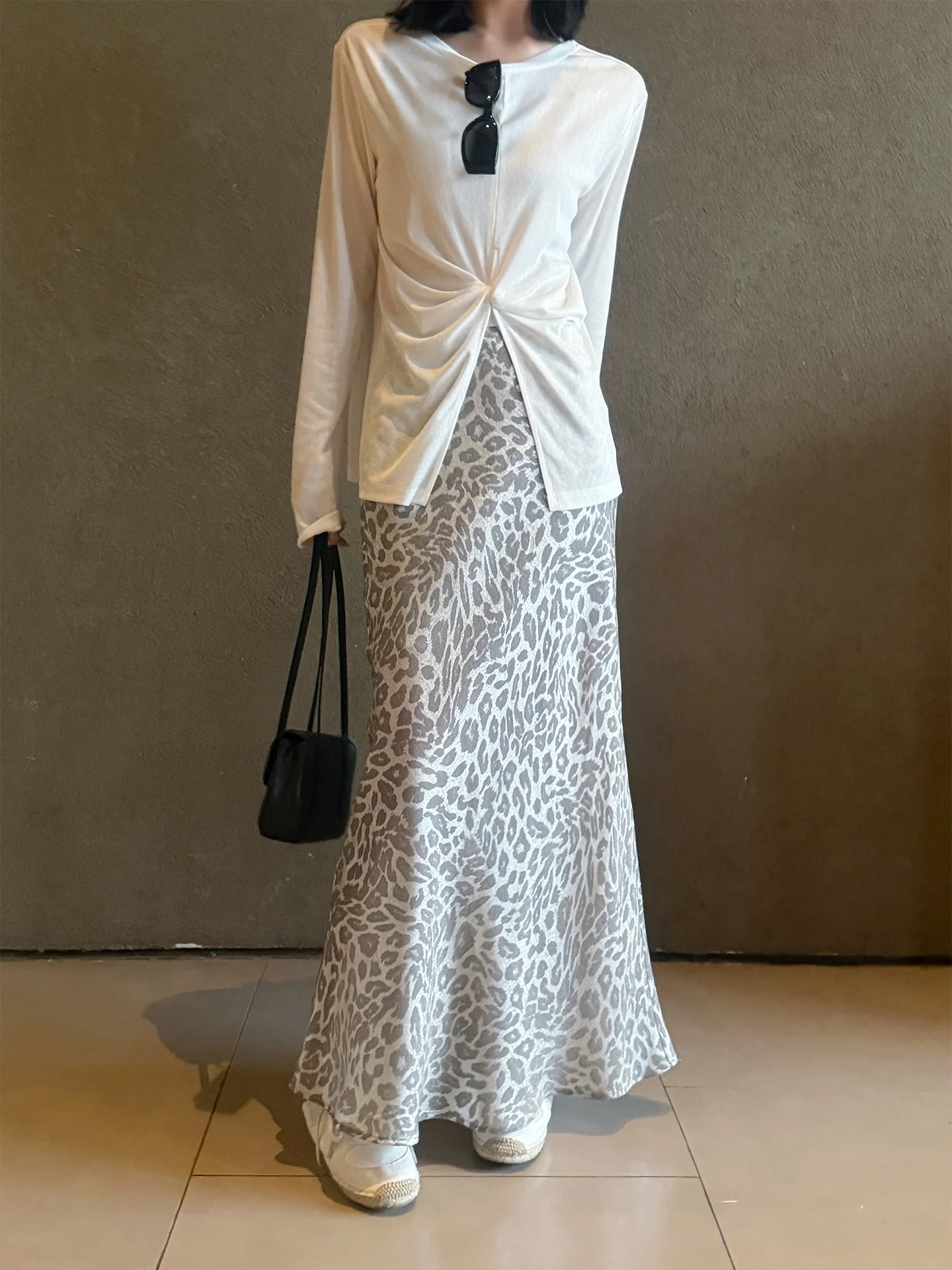 Silver Leopard Print Skirt Women's High Waist Polyester Fiber Spring New Style Hong Kong Style Fashion Skirt
Silver Leopard Print Skirt Women's High Waist Polyester Fiber Spring New Style Hong Kong Style Fashion Skirt