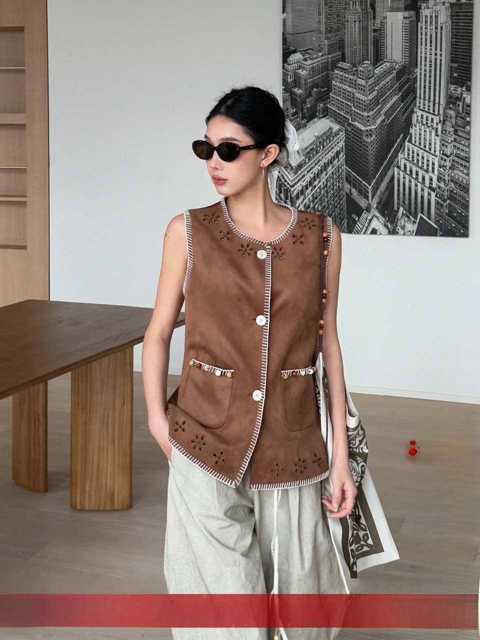 Свободный замшевый жилет с вышивкой, брендовая сумка на весну и лето, магазин модных женских сумок из полиэфирного волокна, круглая, на пуговицах
Свободный замшевый жилет с вышивкой, брендовая сумка на весну и лето, магазин модных женских сумок из полиэфирного волокна, круглая, на пуговицах