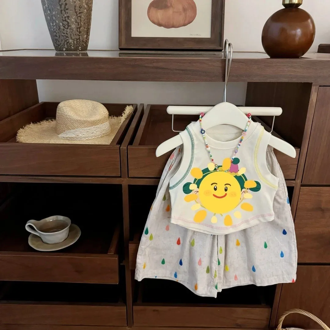 2025 Girls Clothing Sets Baby Girls' Vacation Outfit 2PCS Set Cartoon Sun Vest + Colorful Raindrop Pants Cotton Blend Playwear
2025 Girls Clothing Sets Baby Girls' Vacation Outfit 2PCS Set Cartoon Sun Vest + Colorful Raindrop Pants Cotton Blend Playwear