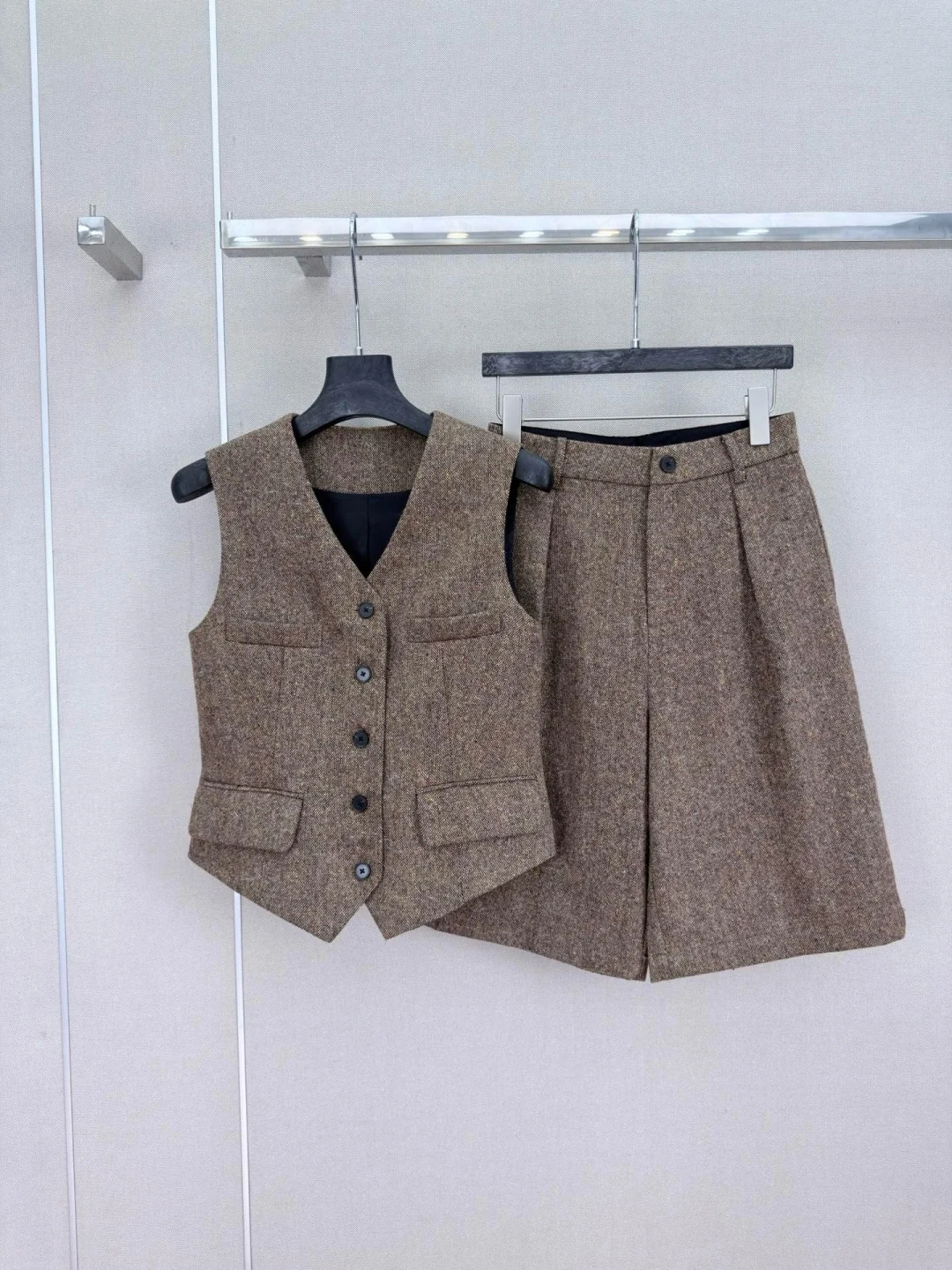 2026 Spring/Summer New Women's Set, Irregular Vest+Medium length Wide Leg Pants, High Quality, Wool Material, Simple Retro Style
2026 Spring/Summer New Women's Set, Irregular Vest+Medium length Wide Leg Pants, High Quality, Wool Material, Simple Retro Style