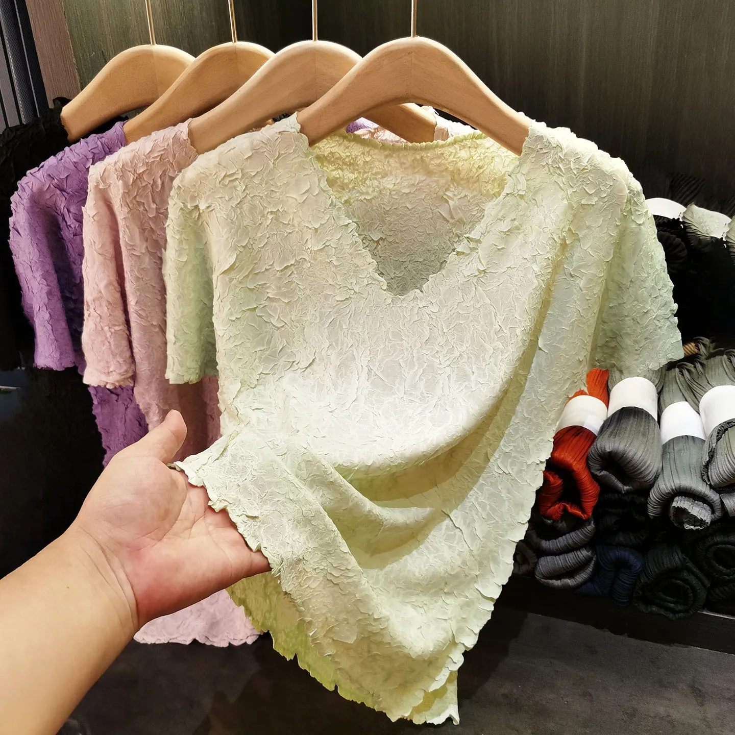 Miyake Pleated V-neck T-shirt Plisse Tops Women 2025 Fold Summer New Handmade Pleat Slim Hundred V-neck Pleats Bottoming Shirt
Miyake Pleated V-neck T-shirt Plisse Tops Women 2025 Fold Summer New Handmade Pleat Slim Hundred V-neck Pleats Bottoming Shirt
