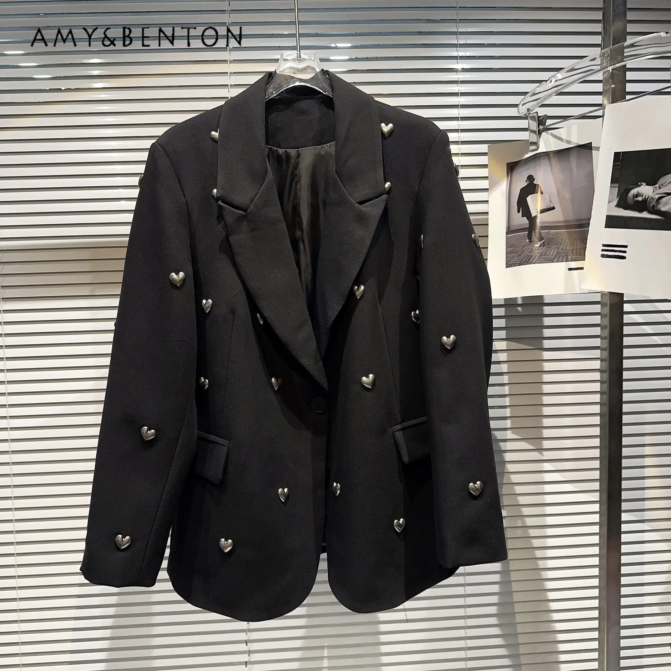 Internet Celebrity Same Style 2023 Spring Autumn New Niche Metal Heart Rivet Dark Hot Girl Padded Shoulder Loose Suit Jacket
Internet Celebrity Same Style 2023 Spring Autumn New Niche Metal Heart Rivet Dark Hot Girl Padded Shoulder Loose Suit Jacket