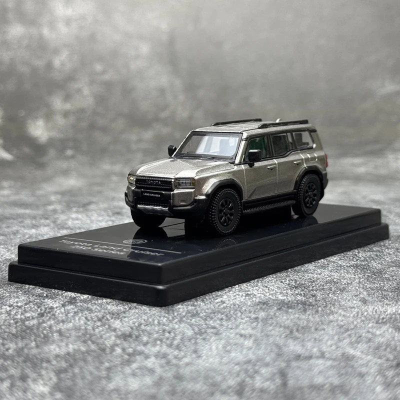 1:64 Scale Land Cruiser 250 Series 2024 Simulation Alloy Car Model Static Display Collectible Toy Gift Souvenir Decration
1:64 Scale Land Cruiser 250 Series 2024 Simulation Alloy Car Model Static Display Collectible Toy Gift Souvenir Decration