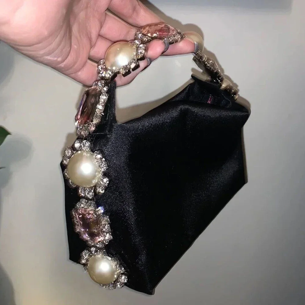 Женские сумки с бриллиантами и перьями, роскошные вечерние сумки с жемчугом для женщин, 2023, дизайнерский атласный квадратный клатч, свадебные кошельки-тоут
Женские сумки с бриллиантами и перьями, роскошные вечерние сумки с жемчугом для женщин, 2023, дизайнерский атласный квадратный клатч, свадебные кошельки-тоут