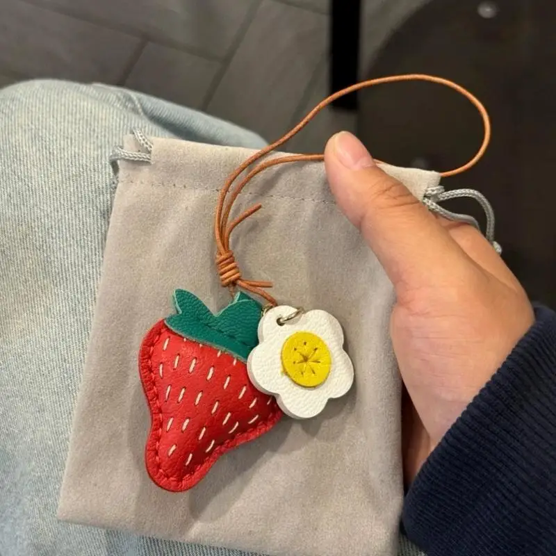 Клубничная сумка, кулон, брелок с клубникой, подвеска, брелок для ключей, ювелирные изделия для девочек и женщин, украшение для подарочной сумки
Клубничная сумка, кулон, брелок с клубникой, подвеска, брелок для ключей, ювелирные изделия для девочек и женщин, украшение для подарочной сумки
