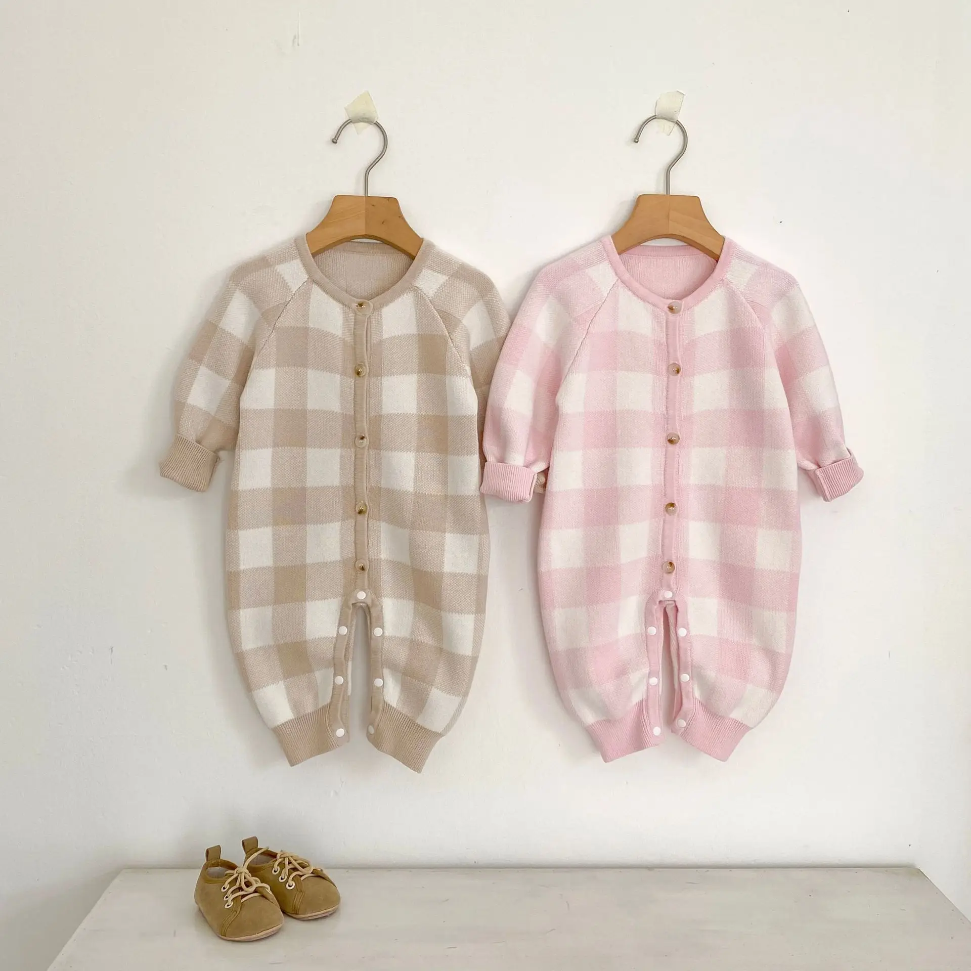 Хлопковый повседневный клетчатый свитер для маленьких мальчиков и девочек, комбинезон, одежда для новорожденных, От 0 до 24 м, осень 2021, новый детский вязаный комбинезон с длинными рукавами
Хлопковый повседневный клетчатый свитер для маленьких мальчиков и девочек, комбинезон, одежда для новорожденных, От 0 до 24 м, осень 2021, новый детский вязаный комбинезон с длинными рукавами