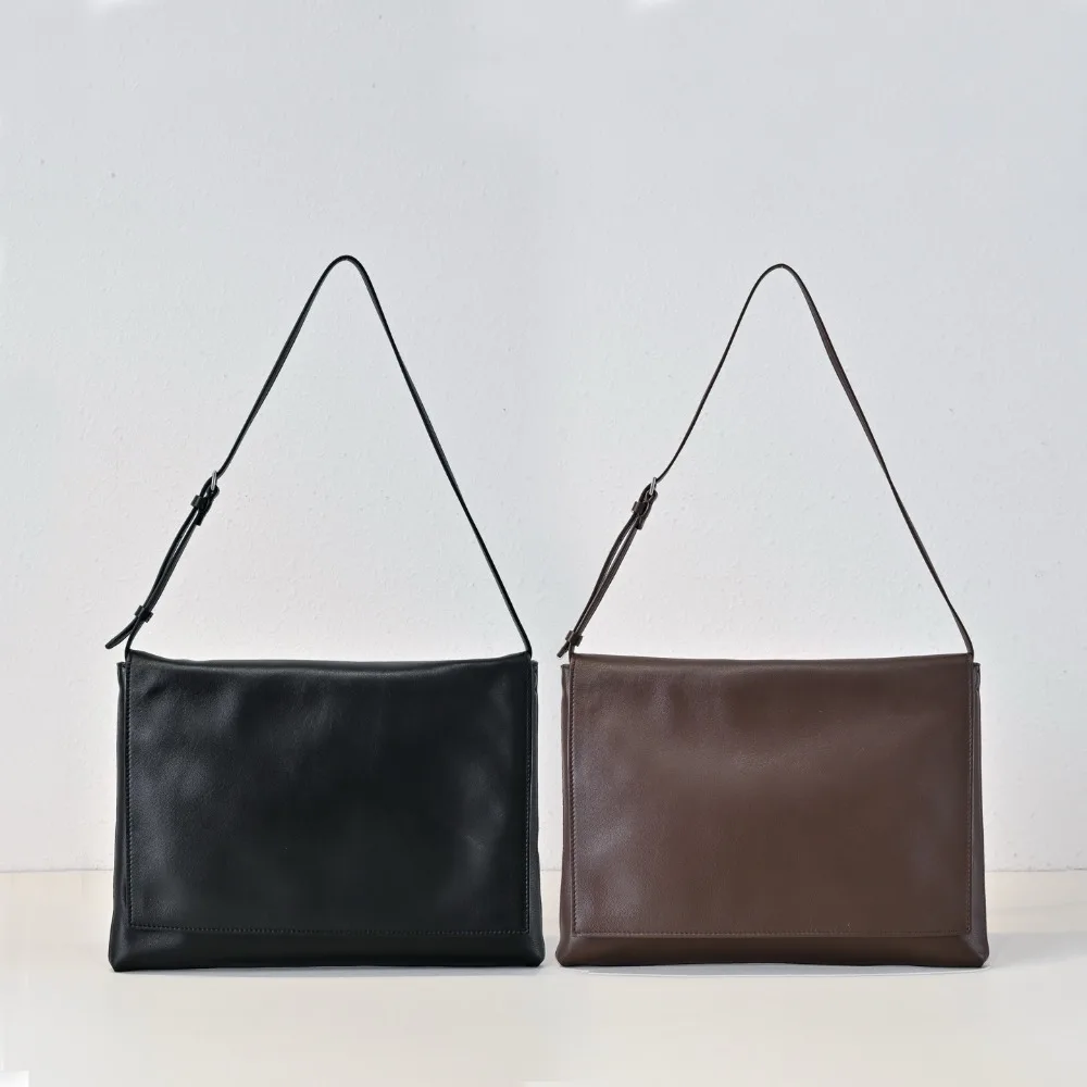 High Quality Minimalist Mail Carrier Bag Simple Envelope Sheepskin Shoulder Bag All Steel Hardware Buckle Flip Seam Armpit Bag
High Quality Minimalist Mail Carrier Bag Simple Envelope Sheepskin Shoulder Bag All Steel Hardware Buckle Flip Seam Armpit Bag