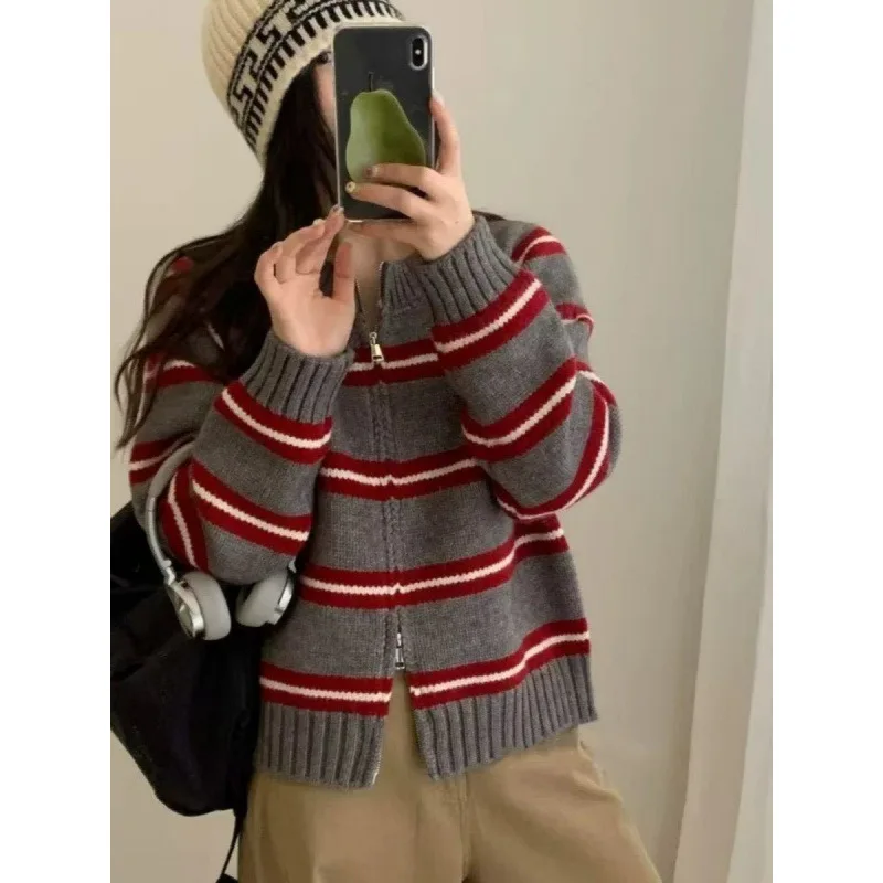 2025 Striped Knitted Polo Shirt with A Lapel and Pullover Sweater Loose and Casual New Style for Women
2025 Striped Knitted Polo Shirt with A Lapel and Pullover Sweater Loose and Casual New Style for Women