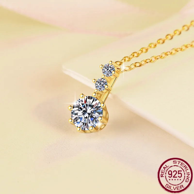 New S925 pure silver necklace with 18K gold plating, 1 carat moissanite pendant, simple and classic jewelry, wedding.
New S925 pure silver necklace with 18K gold plating, 1 carat moissanite pendant, simple and classic jewelry, wedding.