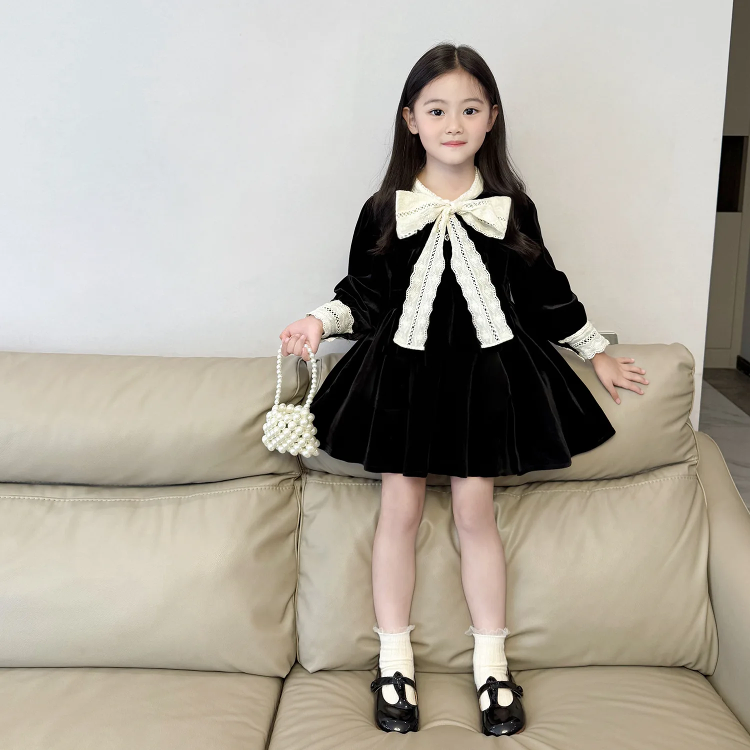 Girls Fashion Black Velvet Dress with Bow Ribbon 2026 Autumn Winter Princess Dress for Kids
Girls Fashion Black Velvet Dress with Bow Ribbon 2026 Autumn Winter Princess Dress for Kids