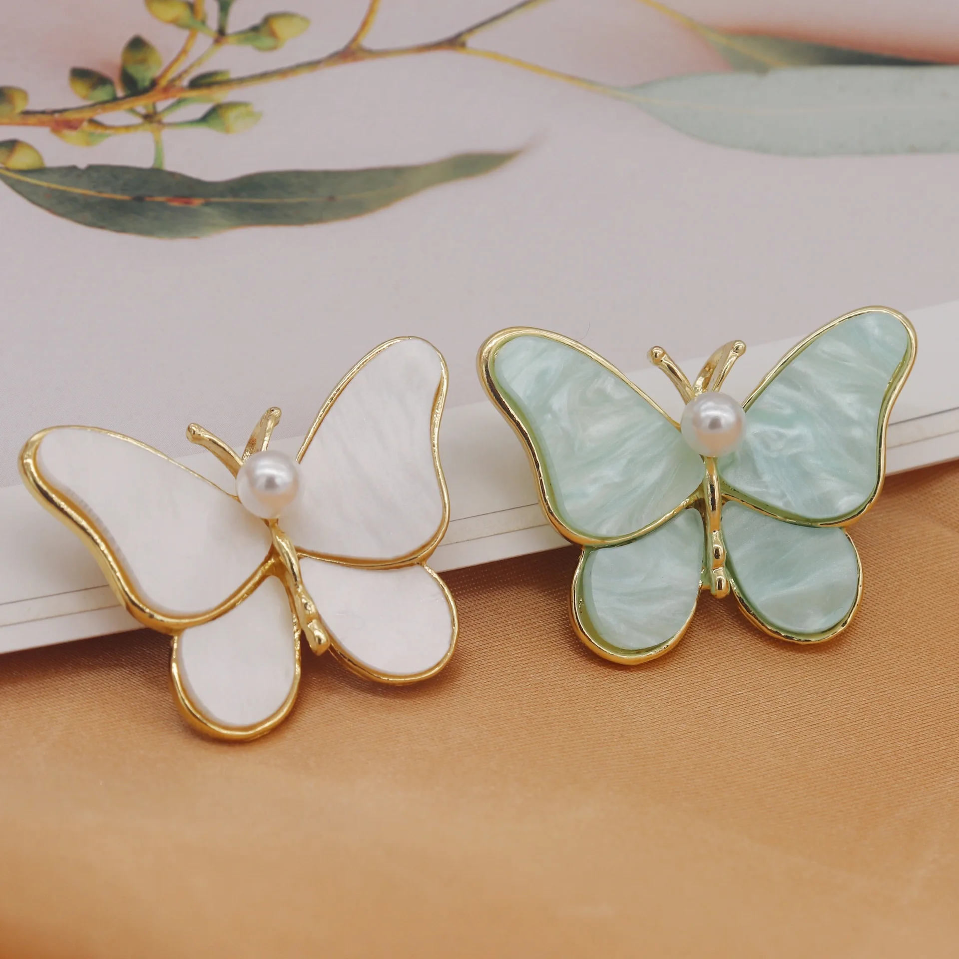 Korean version gentle and elegant butterfly brooch women's high-end and niche design brooch flower
Korean version gentle and elegant butterfly brooch women's high-end and niche design brooch flower