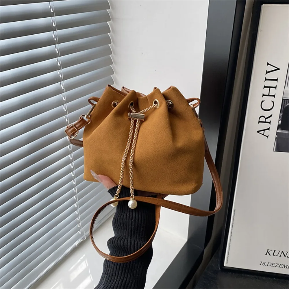 Portable Large Capacity Crossbody Bags Solid Color Faux Suede Women's Handbags Adjustable Strap Drawstring Tote Bag Women
Portable Large Capacity Crossbody Bags Solid Color Faux Suede Women's Handbags Adjustable Strap Drawstring Tote Bag Women