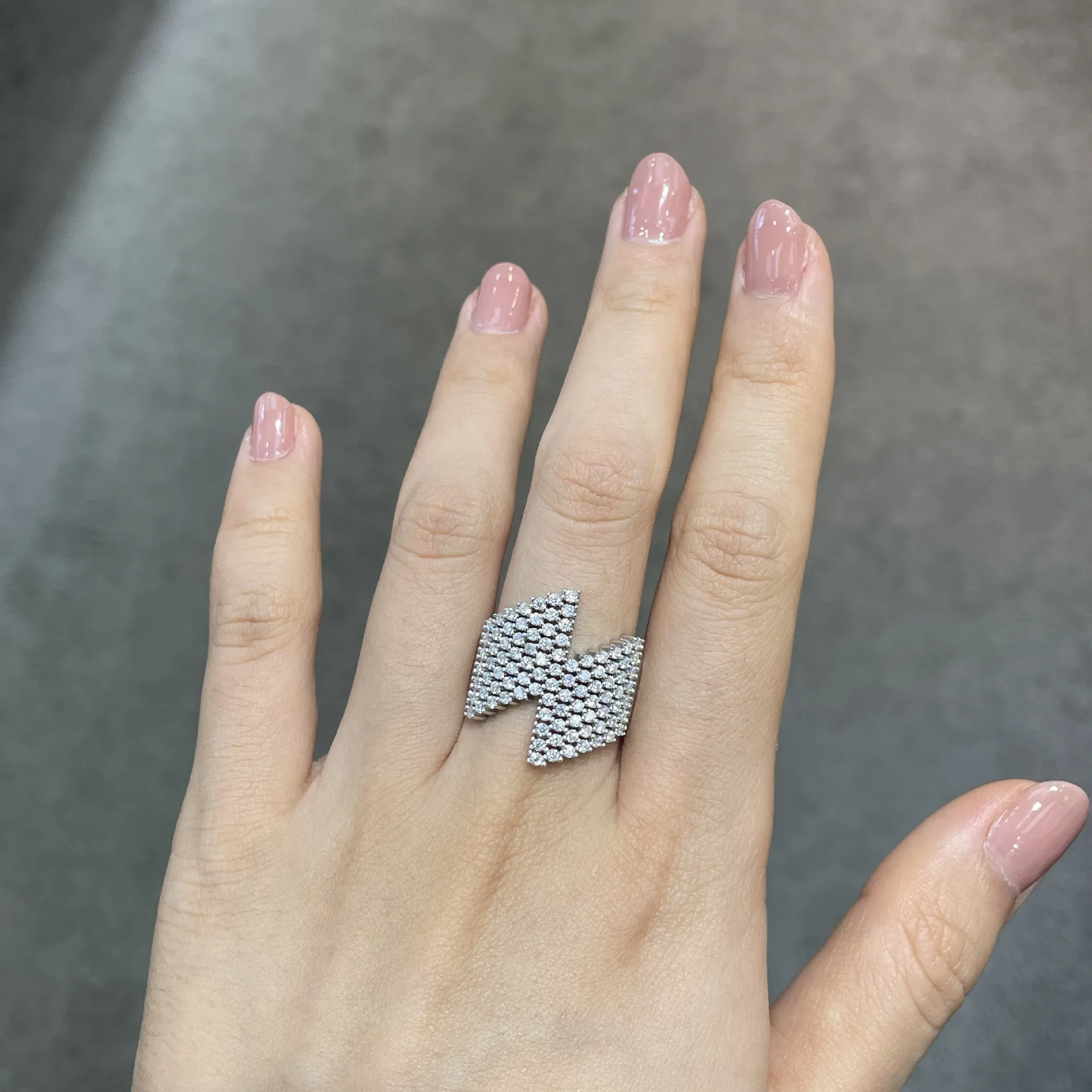 LYEE CYEE Geometric Triangle Moissand Diamond Ring with Sparkling Charm Full Diamond S925 Silver Gold Plated Ring Handmade Accessories for Men and Women Elegant Style Engagement Wedding Ring Valentine's Day Gift Birthday/Festival Jewelry
LYEE CYEE Geometric Triangle Moissand Diamond Ring with Sparkling Charm Full Diamond S925 Silver Gold Plated Ring Handmade Accessories for Men and Women Elegant Style Engagement Wedding Ring Valentine's Day Gift Birthday/Festival Jewelry