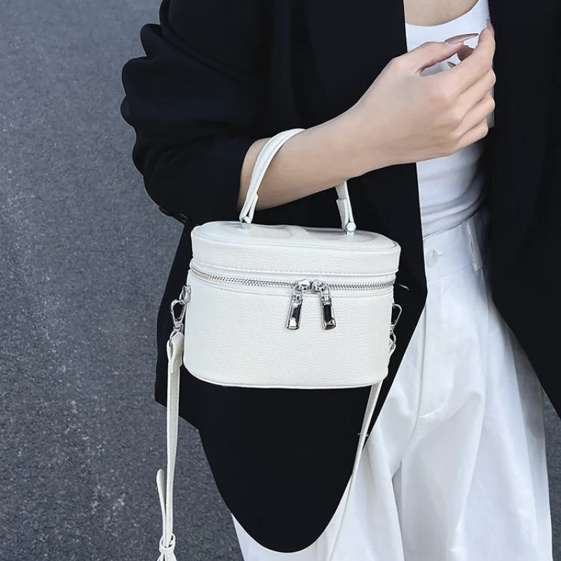 Женская сумка-мессенджер из нубуковой кожи, повседневная, в Париже, аккуратная, просторная, мягкая, повседневная, в современном стиле
Женская сумка-мессенджер из нубуковой кожи, повседневная, в Париже, аккуратная, просторная, мягкая, повседневная, в современном стиле 