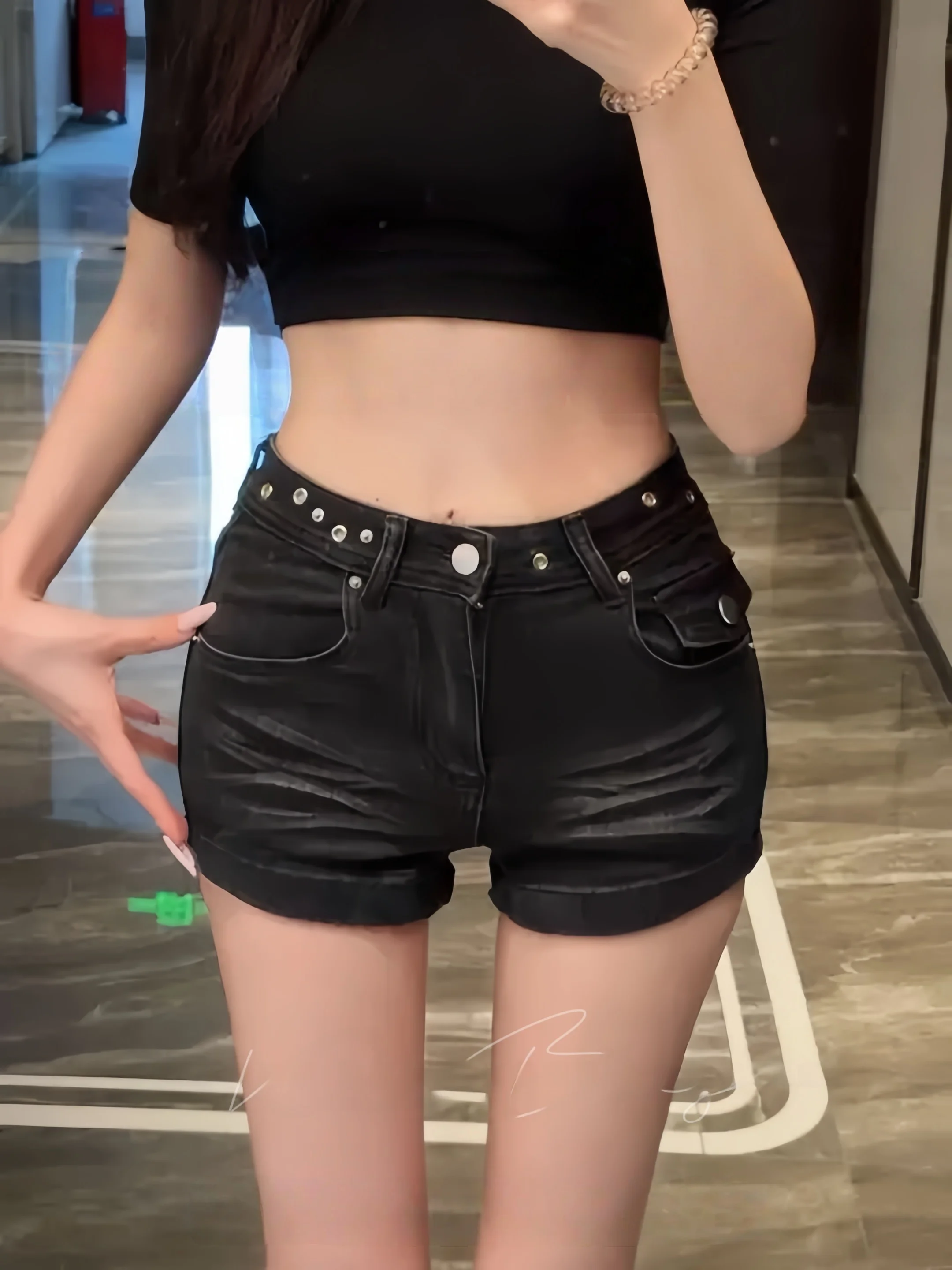 Heavyweight Spicy Girl Embroidered High Waist A-Line Hip Enhancing Summer Slimming Versatile Denim Shorts Women's Fashion
Heavyweight Spicy Girl Embroidered High Waist A-Line Hip Enhancing Summer Slimming Versatile Denim Shorts Women's Fashion