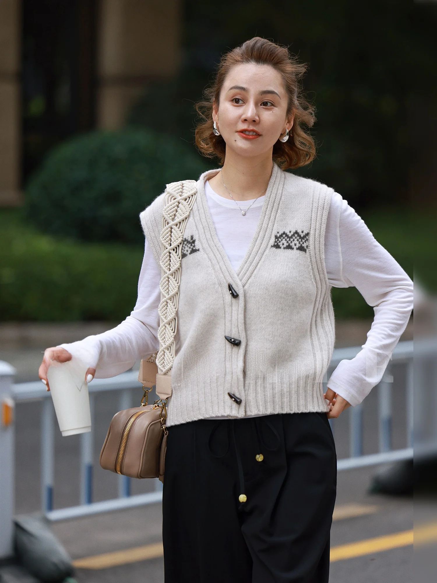 WinnieTang 00% Wool Geometric Color Blo Knitted Sweater Vest National Sle Knitwear Women's Faion V Ne Button Bal
WinnieTang 00% Wool Geometric Color Blo Knitted Sweater Vest National Sle Knitwear Women's Faion V Ne Button Bal