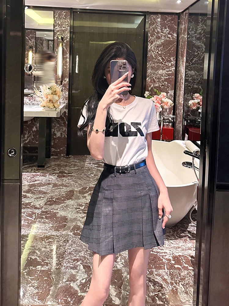 Летний комплект Better LS: женская футболка с коротким рукавом и плиссированная юбка, модный повседневный костюм из полиэстера.
Летний комплект Better LS: женская футболка с коротким рукавом и плиссированная юбка, модный повседневный костюм из полиэстера.