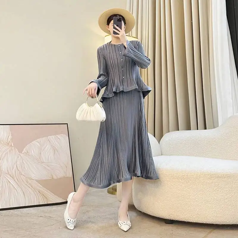 Two Women's Pleated Pieces Set Round Collar Single Breasted Long Sleeve Coat And Sleeveless Vest Dress Sets 28B7Y
Two Women's Pleated Pieces Set Round Collar Single Breasted Long Sleeve Coat And Sleeveless Vest Dress Sets 28B7Y