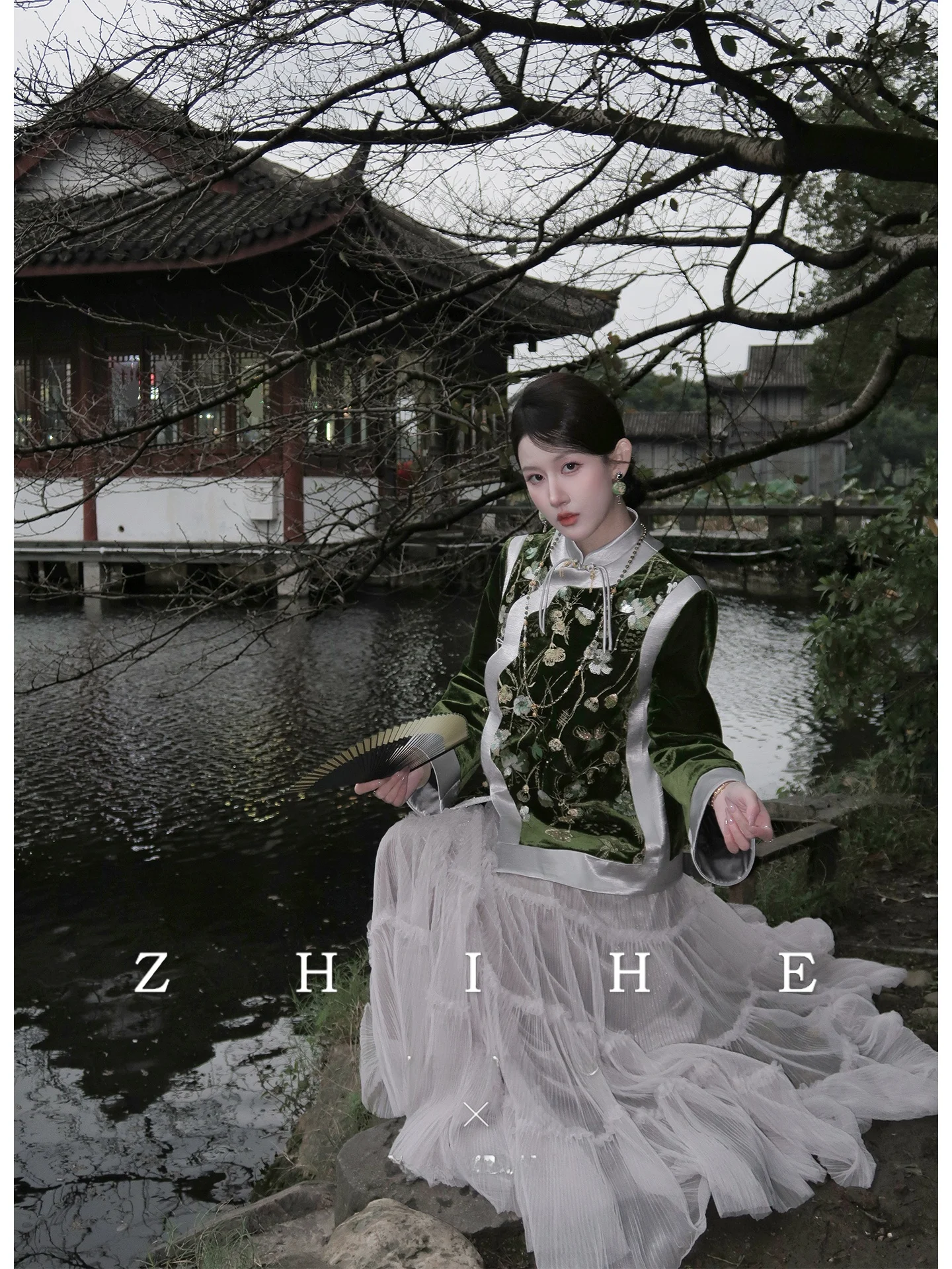 Новая китайская юбка Sle f, пуховая юбка Jaet, шелковый бархат с вышивкой, оригинальный дизайн, теплая длинная юбка-стойка, комплект из двух предметов
Новая китайская юбка Sle f, пуховая юбка Jaet, шелковый бархат с вышивкой, оригинальный дизайн, теплая длинная юбка-стойка, комплект из двух предметов