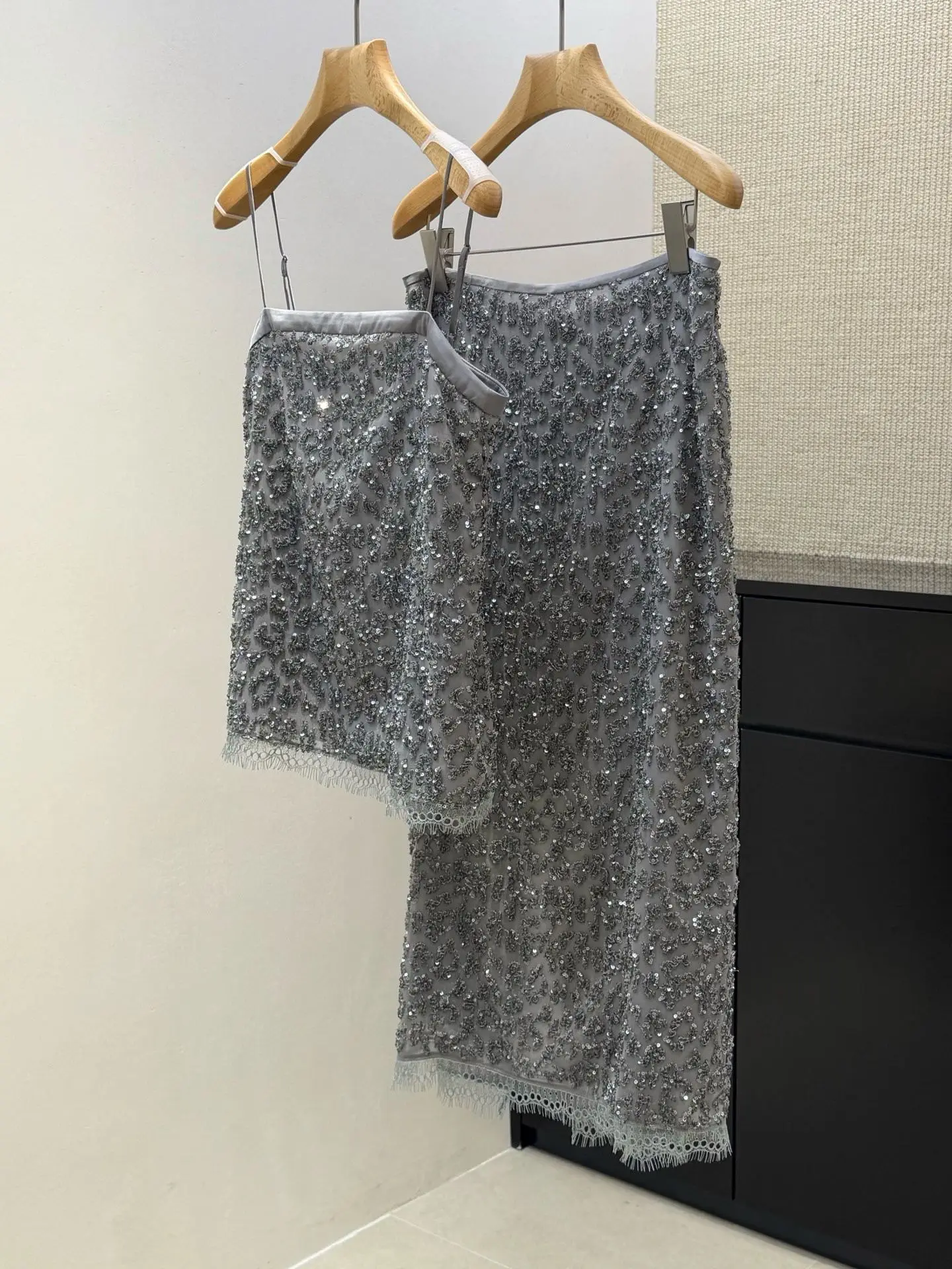 Summer Trend Glitter Women's 2 Piece Set Lace Spliced Camisole High Waist A-Line Flowy Skirt Glittery Camisole And Skirt Ensembl
Summer Trend Glitter Women's 2 Piece Set Lace Spliced Camisole High Waist A-Line Flowy Skirt Glittery Camisole And Skirt Ensembl