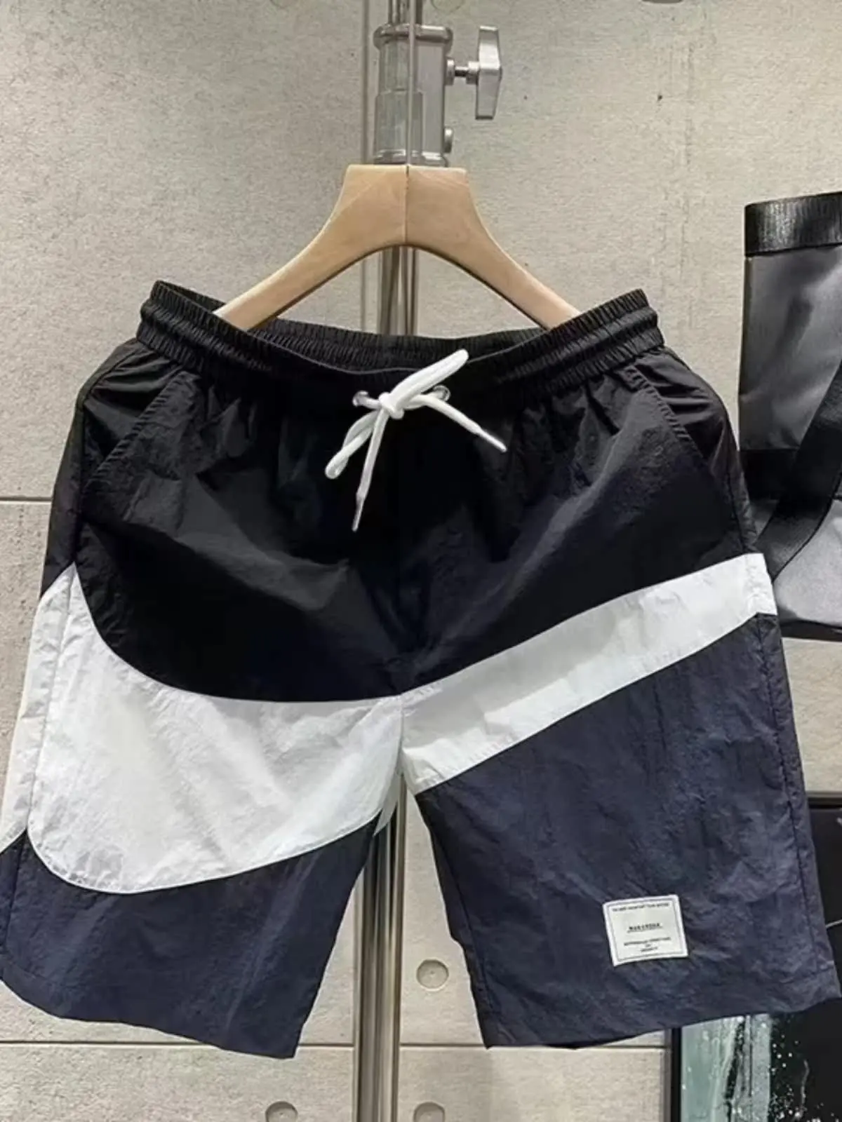 Мужские летние прямые брюки из ледяного шелка, тонкие модные брюки с пятью деталями, спортивная молодежная одежда со свободной талией, спецодежда
Мужские летние прямые брюки из ледяного шелка, тонкие модные брюки с пятью деталями, спортивная молодежная одежда со свободной талией, спецодежда