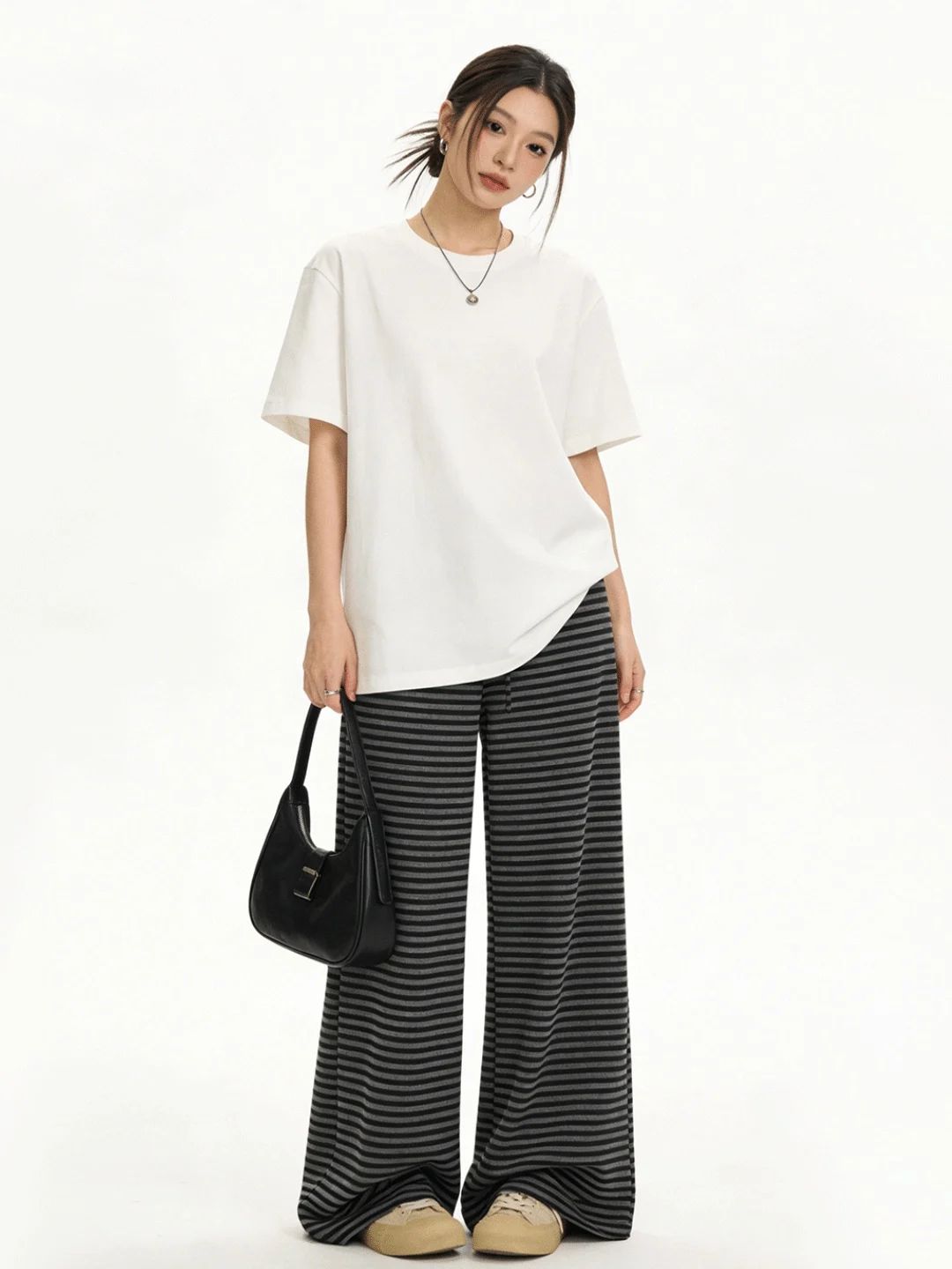 Весенние повседневные свободные расклешенные брюки с высокой талией, в полоску, приятные к телу, прямого кроя, для ежедневной носки, удобные, дышащие, женские.
Весенние повседневные свободные расклешенные брюки с высокой талией, в полоску, приятные к телу, прямого кроя, для ежедневной носки, удобные, дышащие, женские.