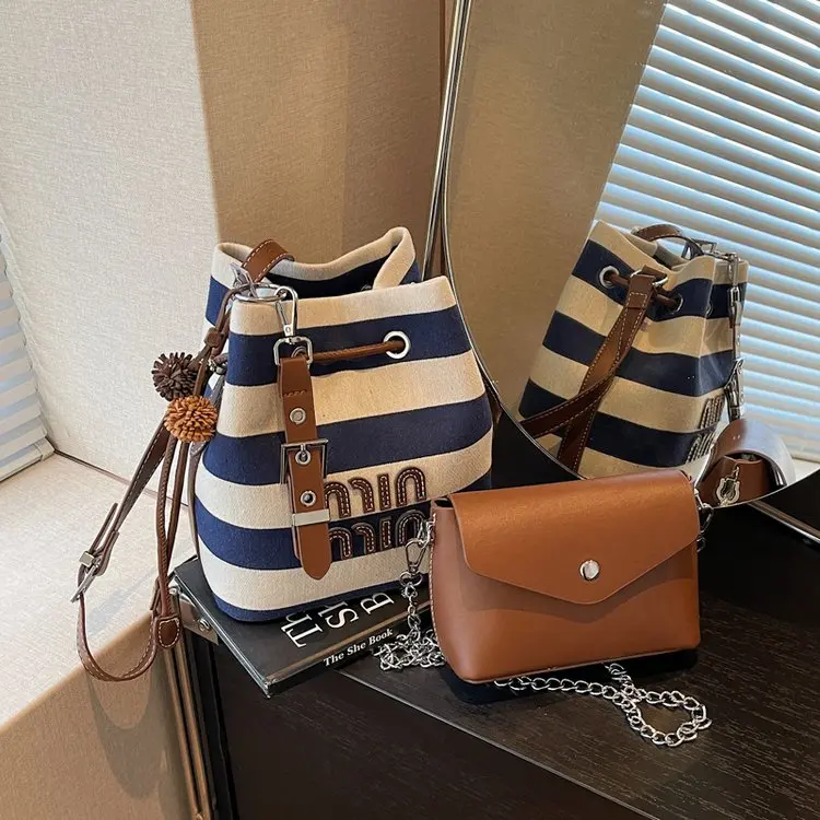 Women Luxury Tote Leather Ladies Tote Bags Popular Classic Elegant Trendy Design Commuter Fashionable Bag
Women Luxury Tote Leather Ladies Tote Bags Popular Classic Elegant Trendy Design Commuter Fashionable Bag