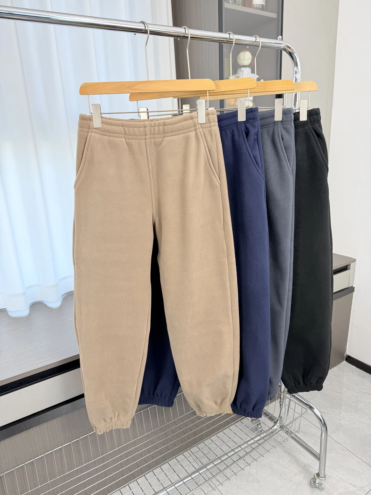 Теплые повседневные брюки для пар Thiened Fce с защитой от ветра, повседневная одежда свободного кроя с прямыми штанинами и средней талией на осень и зиму
Теплые повседневные брюки для пар Thiened Fce с защитой от ветра, повседневная одежда свободного кроя с прямыми штанинами и средней талией на осень и зиму