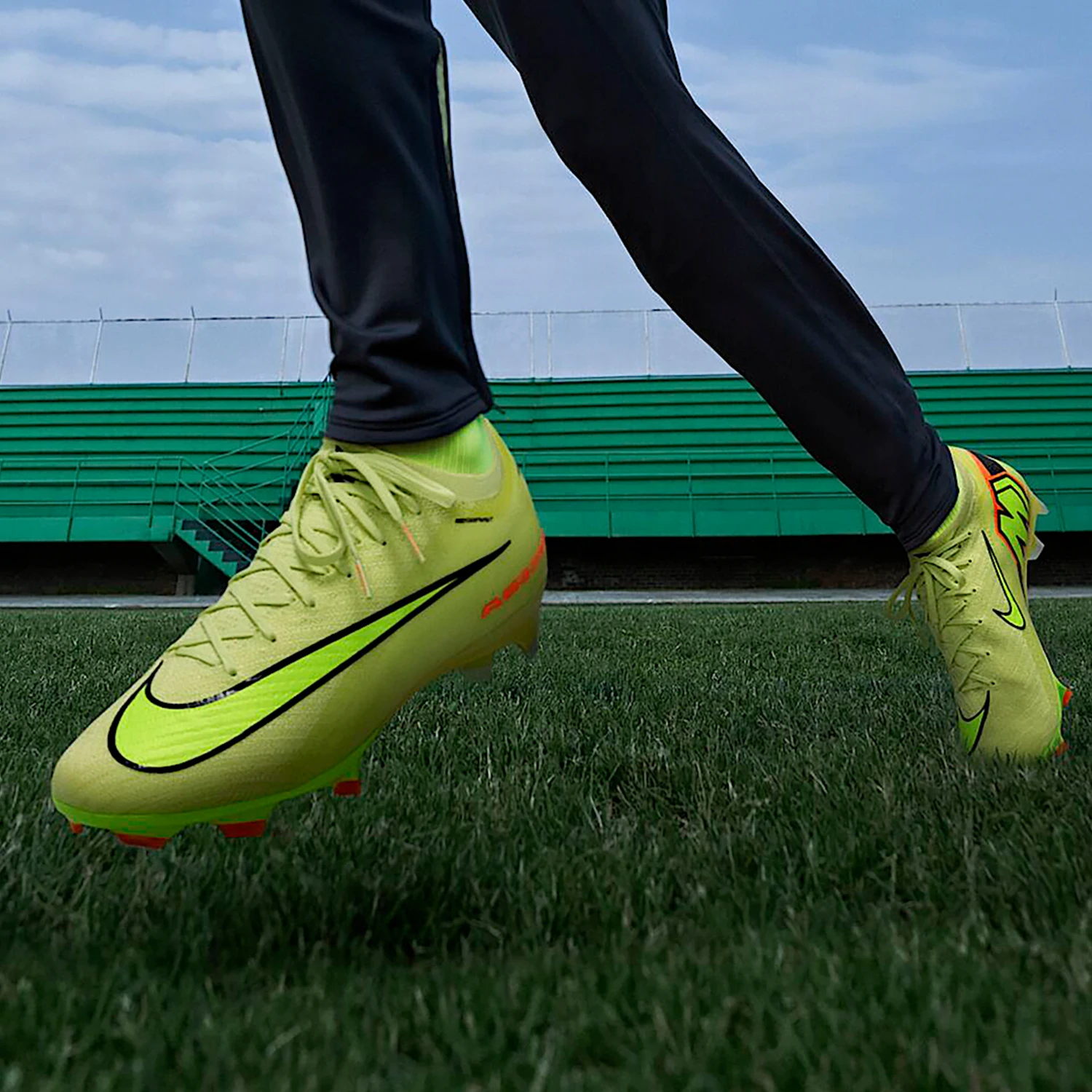 Оригинальные мужские и женские спортивные футбольные кроссовки Nike Legend 10 для тренировок и матчей DV4328-701
Оригинальные мужские и женские спортивные футбольные кроссовки Nike Legend 10 для тренировок и матчей DV4328-701