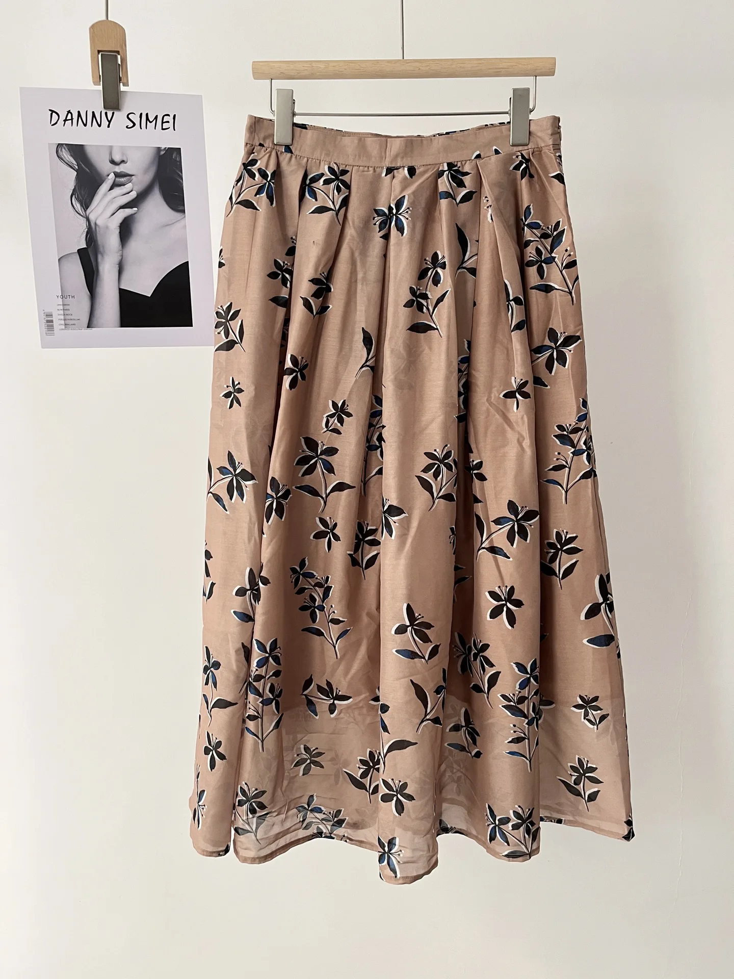 Women's summer new printing pleated A-shaped silhouette elastic waist long skirt 030-0815
Women's summer new printing pleated A-shaped silhouette elastic waist long skirt 030-0815