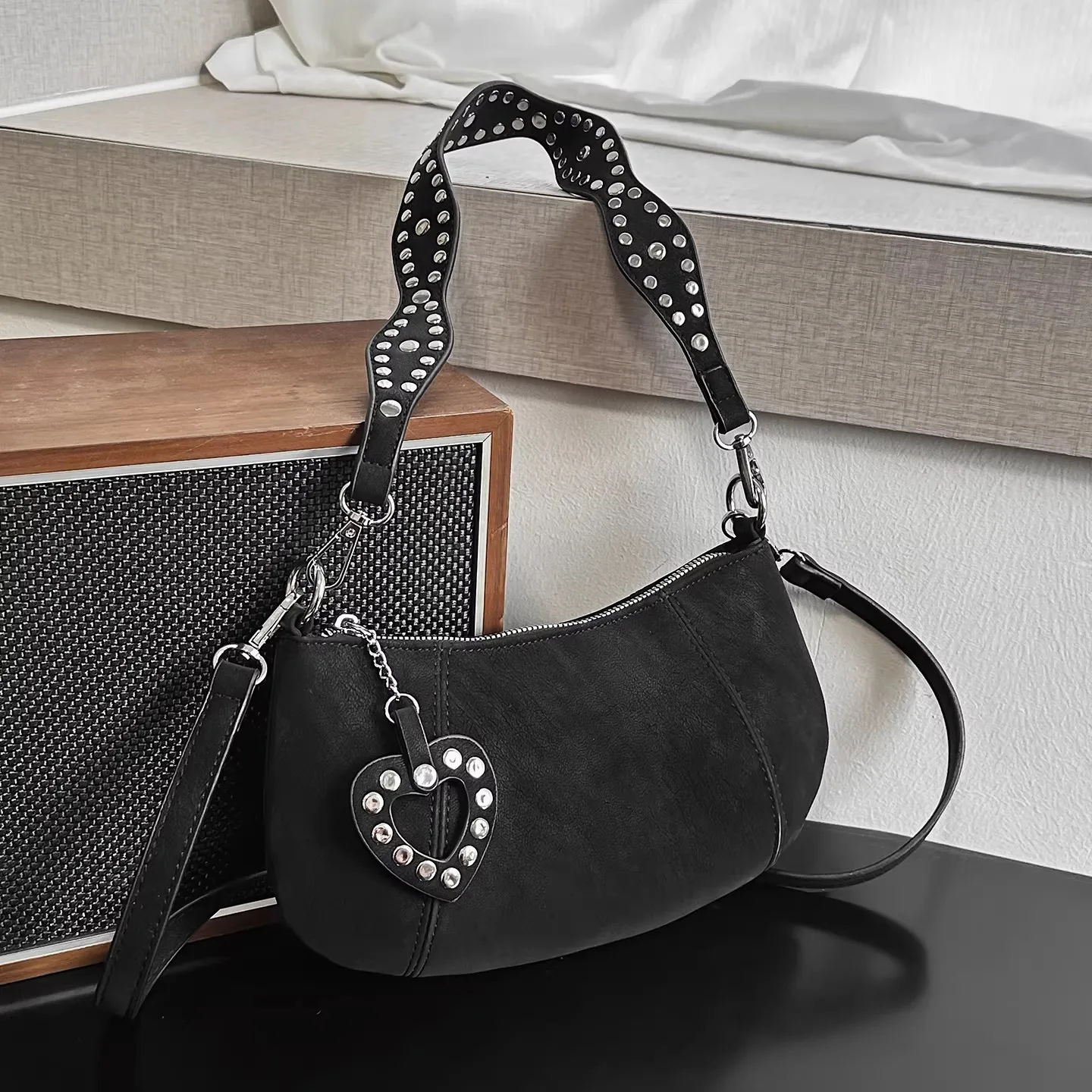 Wine Rivet Crossbody Bags for Women Winter New Vintage Personalized Commuter One Shoulder Bags Casual Zipper PU Underarm Bag
Wine Rivet Crossbody Bags for Women Winter New Vintage Personalized Commuter One Shoulder Bags Casual Zipper PU Underarm Bag