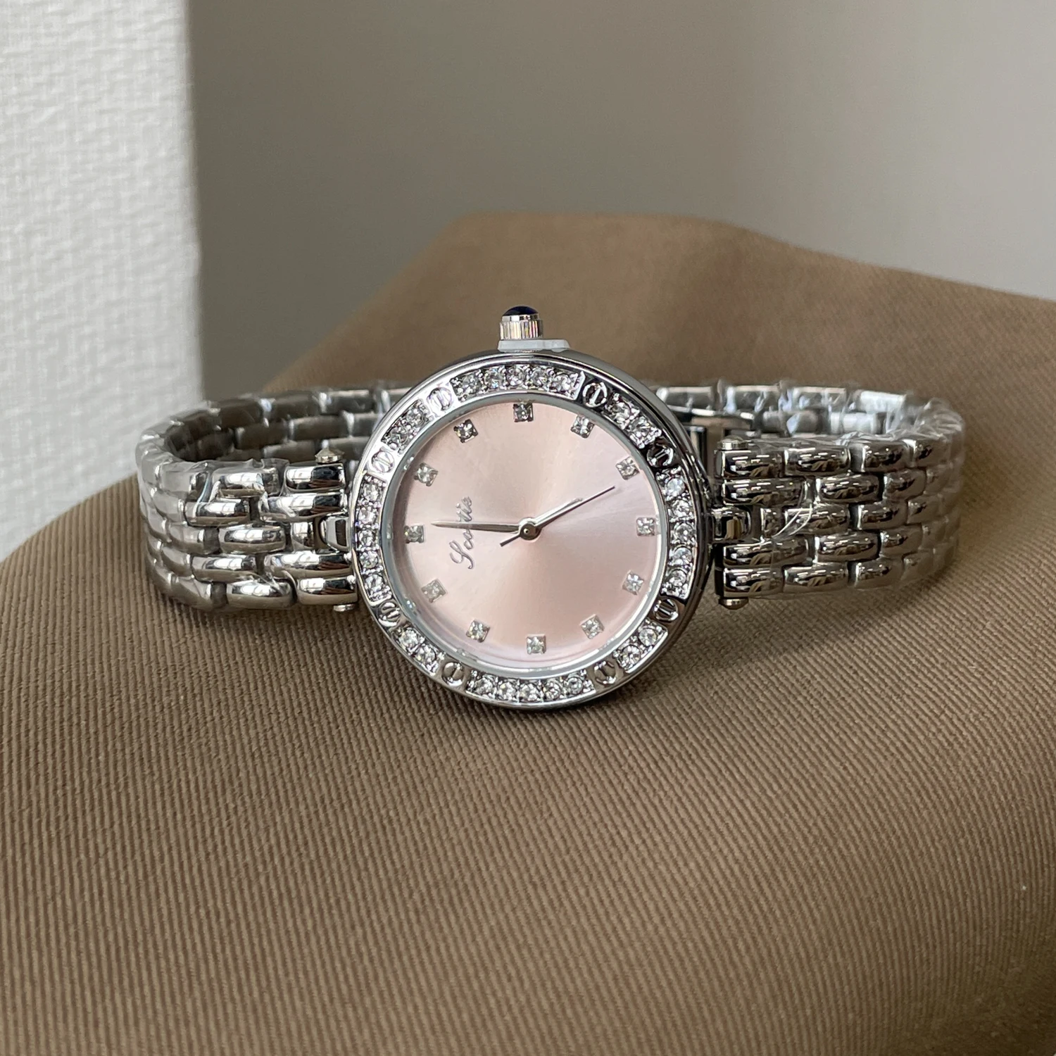 Elegant women's wristwatch understated luxury, high-end design, artistic women's watch, sophisticated and stylish women's watch.
Elegant women's wristwatch understated luxury, high-end design, artistic women's watch, sophisticated and stylish women's watch.