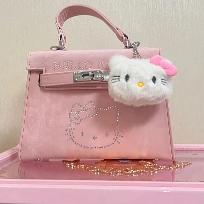 2024, креативная маленькая женская сумка Hello Kitty со сверкающими бриллиантами, розовая и платиновая, новая высококачественная сумка Kelly, модная сумка через плечо
2024, креативная маленькая женская сумка Hello Kitty со сверкающими бриллиантами, розовая и платиновая, новая высококачественная сумка Kelly, модная сумка через плечо