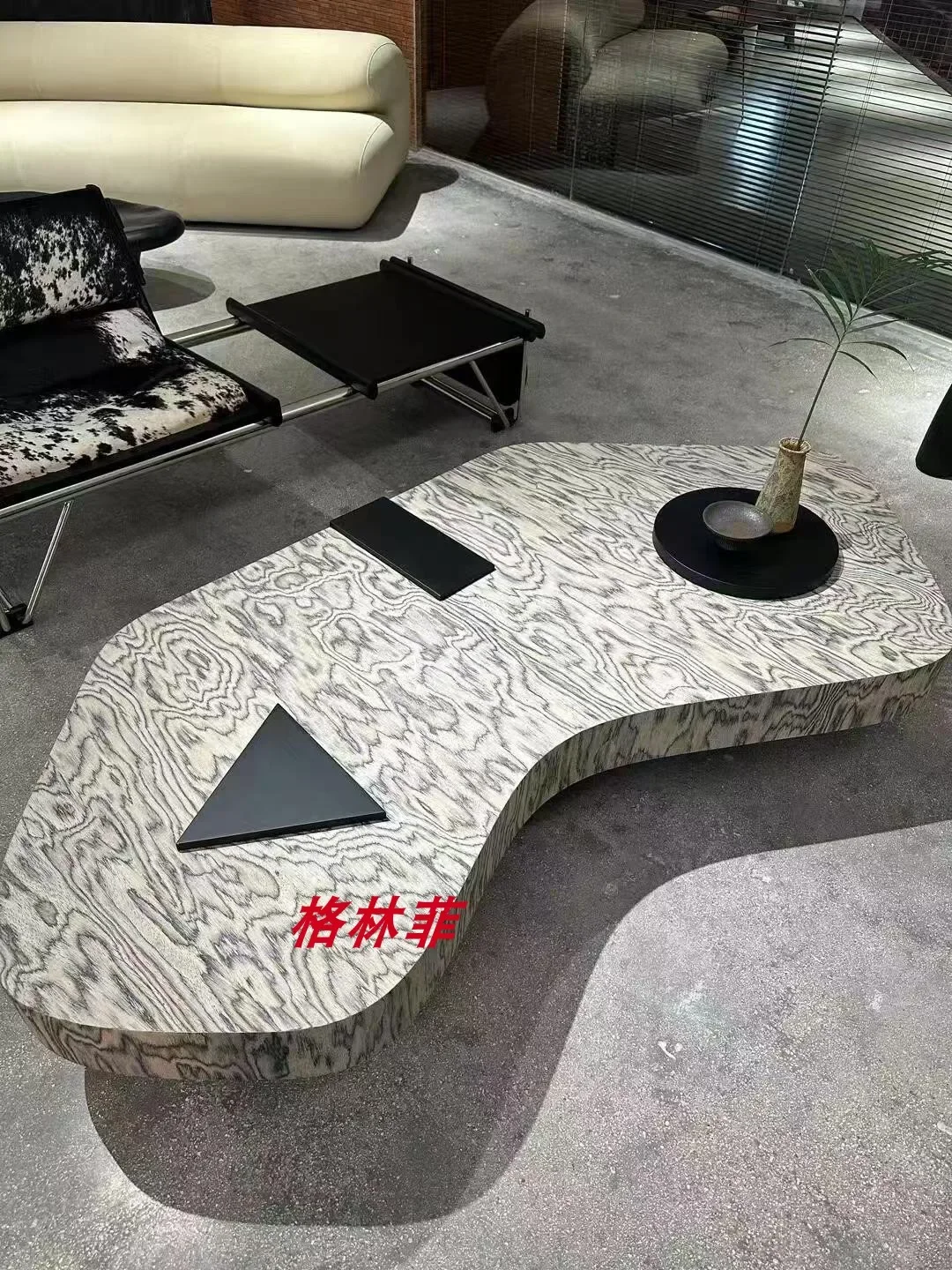 Italian light luxury villa living room large flat solid wood special-shaped coffee table medieval art coffee table
Italian light luxury villa living room large flat solid wood special-shaped coffee table medieval art coffee table