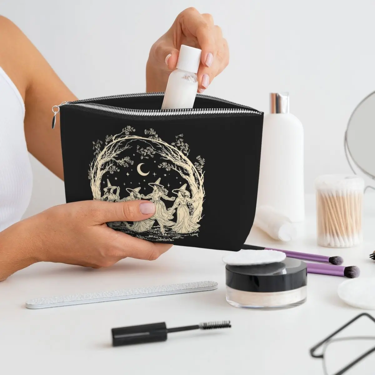 Женские косметички для девочек на Хэллоуин, ведьма, дорожный органайзер для макияжа, сумка для хранения туалетных принадлежностей, Dopp Kit Box
Женские косметички для девочек на Хэллоуин, ведьма, дорожный органайзер для макияжа, сумка для хранения туалетных принадлежностей, Dopp Kit Box