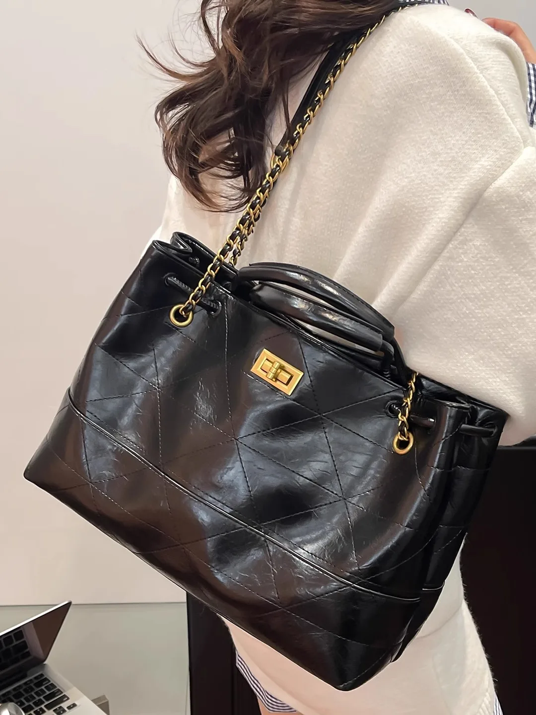 Ретро-сумка-тоут с цепочкой, женская, большая вместительная, с вышивкой, через плечо, повседневная, простая, элегантная, черная, сумка-кроссбоди
Ретро-сумка-тоут с цепочкой, женская, большая вместительная, с вышивкой, через плечо, повседневная, простая, элегантная, черная, сумка-кроссбоди