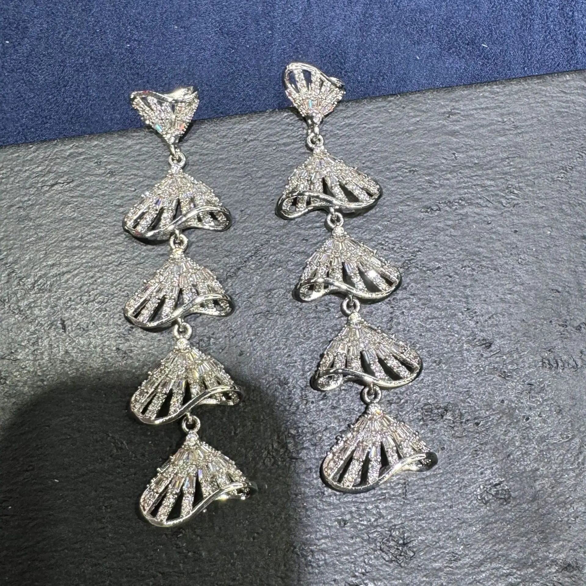 fashion unique cubic zirconia earrings for women jewelry gala event wedding party long dangling earrings silver gold color
fashion unique cubic zirconia earrings for women jewelry gala event wedding party long dangling earrings silver gold color