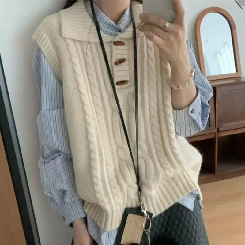 Женский вязаный жилет в корейском стиле с пуговицами-рогами, воротником-поло с плетением, новый повседневный дизайн, весна-осень
Женский вязаный жилет в корейском стиле с пуговицами-рогами, воротником-поло с плетением, новый повседневный дизайн, весна-осень