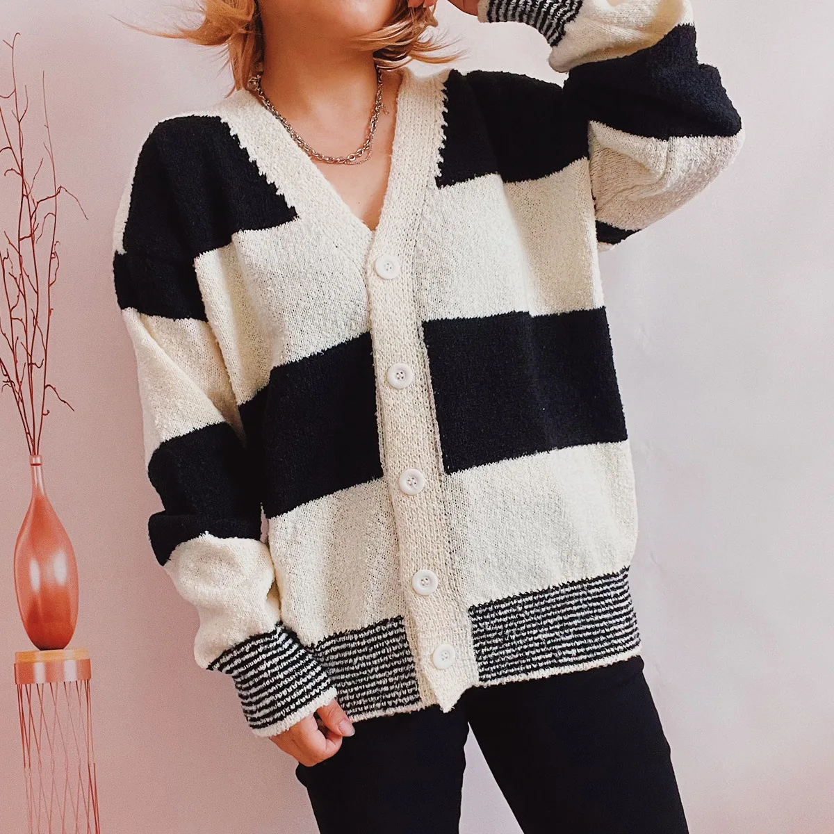 2022 New Autumn Loose Casual Sweater Women Color Contrast Cardingan Thick Knitwear Coat
2022 New Autumn Loose Casual Sweater Women Color Contrast Cardingan Thick Knitwear Coat