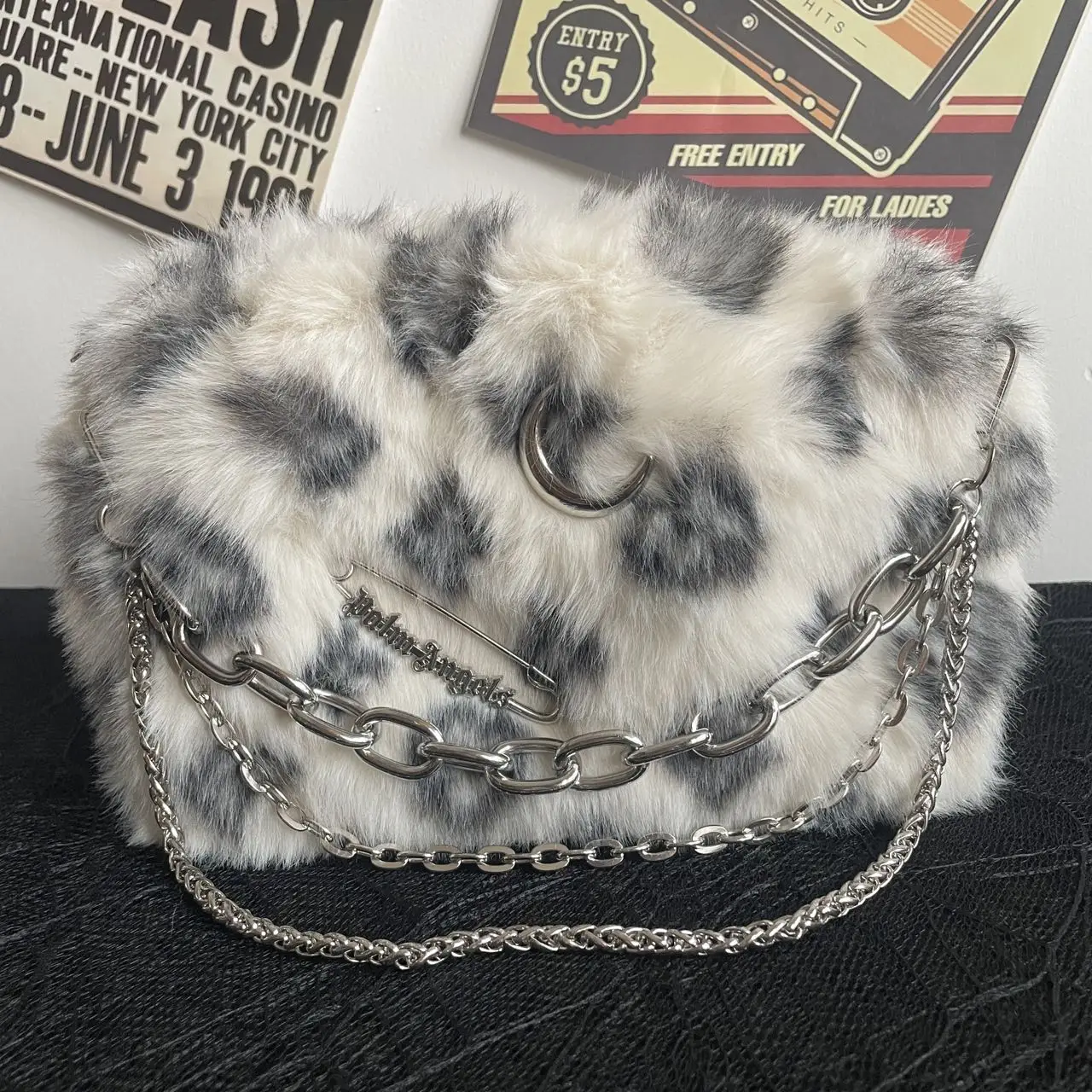 Faux Fur Leopard Handbags Y2K Pear Spider Decor Shoulder Bag Fashion Metal Pin Tote Bag for Women
Faux Fur Leopard Handbags Y2K Pear Spider Decor Shoulder Bag Fashion Metal Pin Tote Bag for Women