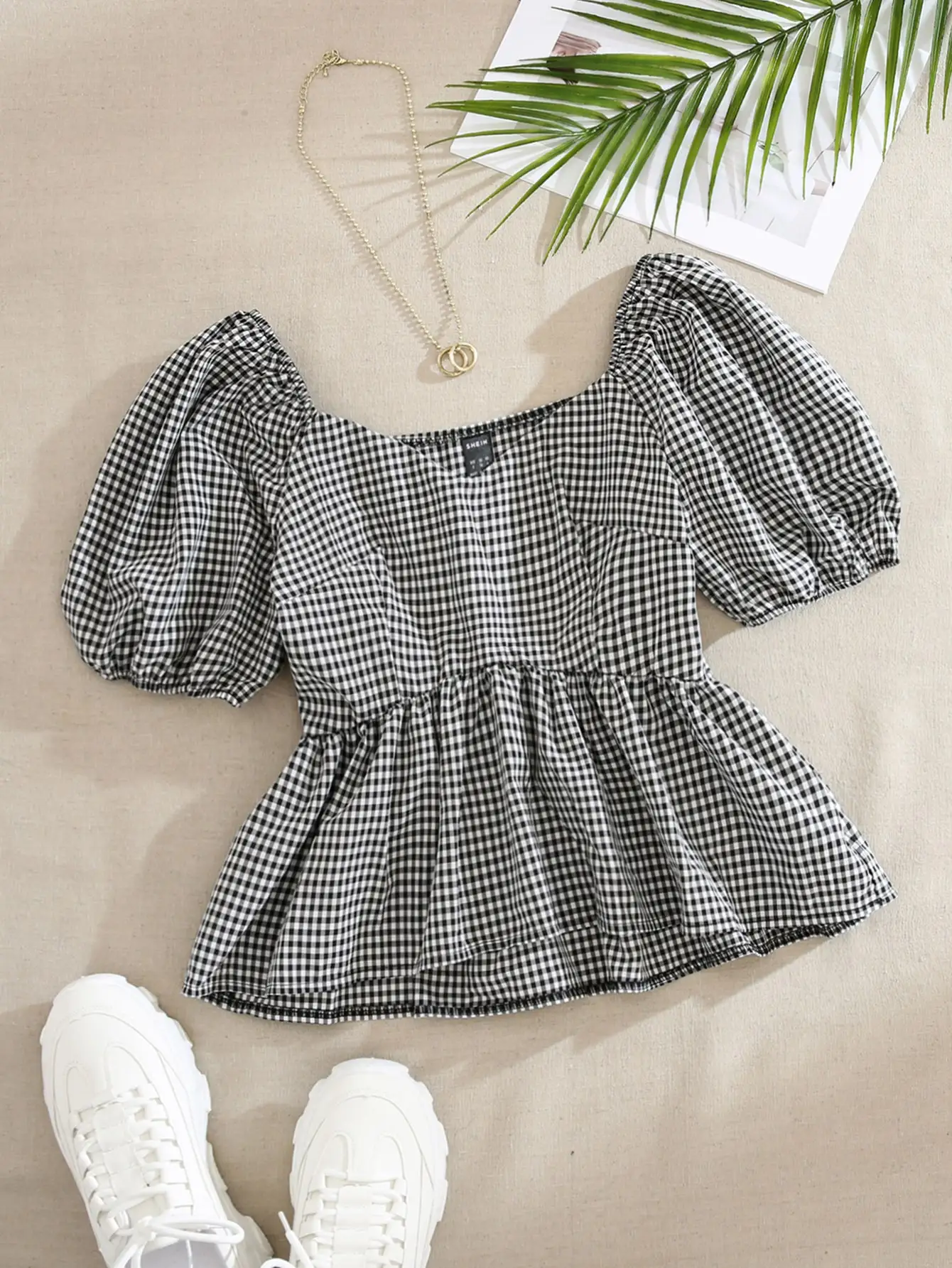 Женский черно-белый топ в клетку с пышными рукавами и воротником-рюшем, с вырезом «сердечко»
Женский черно-белый топ в клетку с пышными рукавами и воротником-рюшем, с вырезом «сердечко»