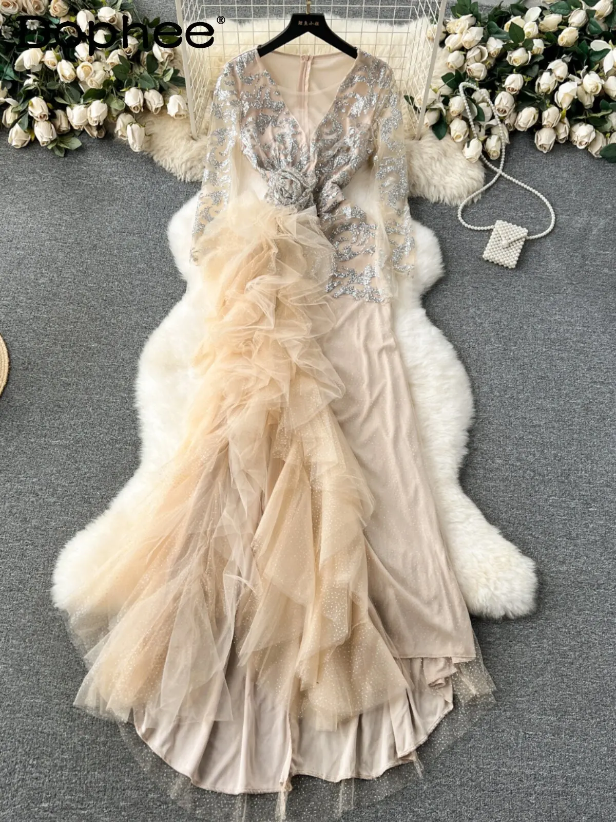 European and American high-end banquet dress light luxury V-neck sequined high-waisted long-sleeve dress for women
European and American high-end banquet dress light luxury V-neck sequined high-waisted long-sleeve dress for women