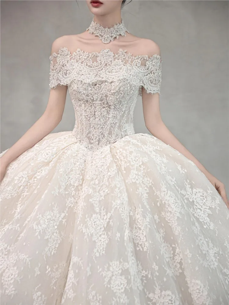 A new one-shoulder light luxury and niche lace main fabric dress with small tail
A new one-shoulder light luxury and niche lace main fabric dress with small tail