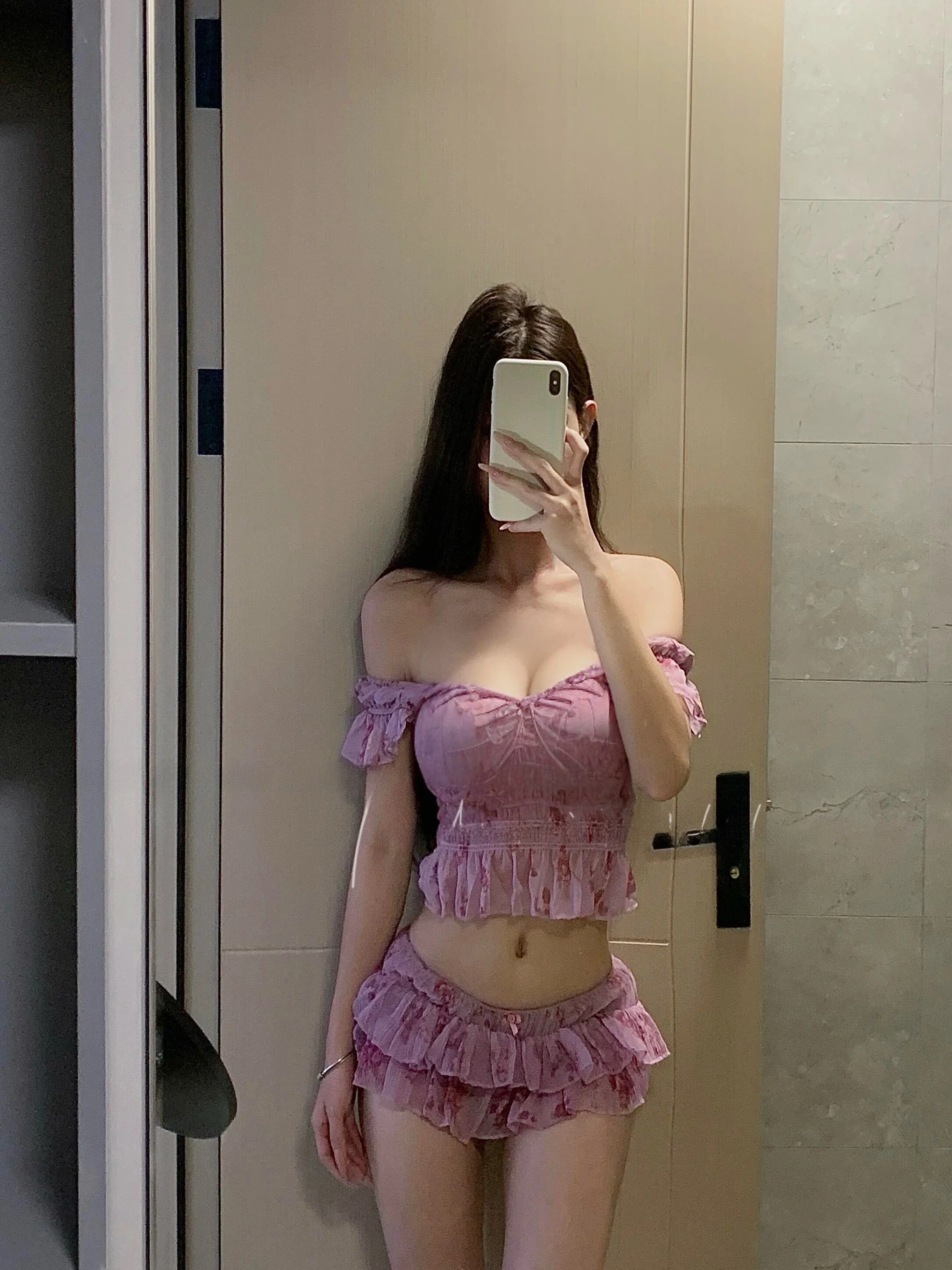 Vacation Floral Print Gathered Halter Neck Top Women's Thai Style Spicy Low Waist Pleated Texture Bloom Shorts Fashion Set
Vacation Floral Print Gathered Halter Neck Top Women's Thai Style Spicy Low Waist Pleated Texture Bloom Shorts Fashion Set