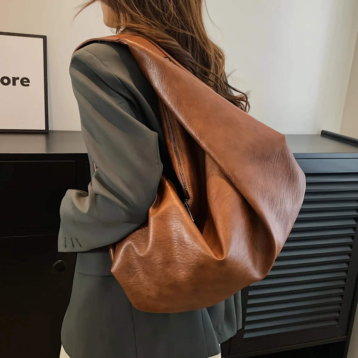 Vintage Soft Leather Tote Bag for Women, Large Capacity Hobo Crossbody Bag, Retro Brown Shoulder Bag for Daily Work & Casual Use
Vintage Soft Leather Tote Bag for Women, Large Capacity Hobo Crossbody Bag, Retro Brown Shoulder Bag for Daily Work & Casual Use