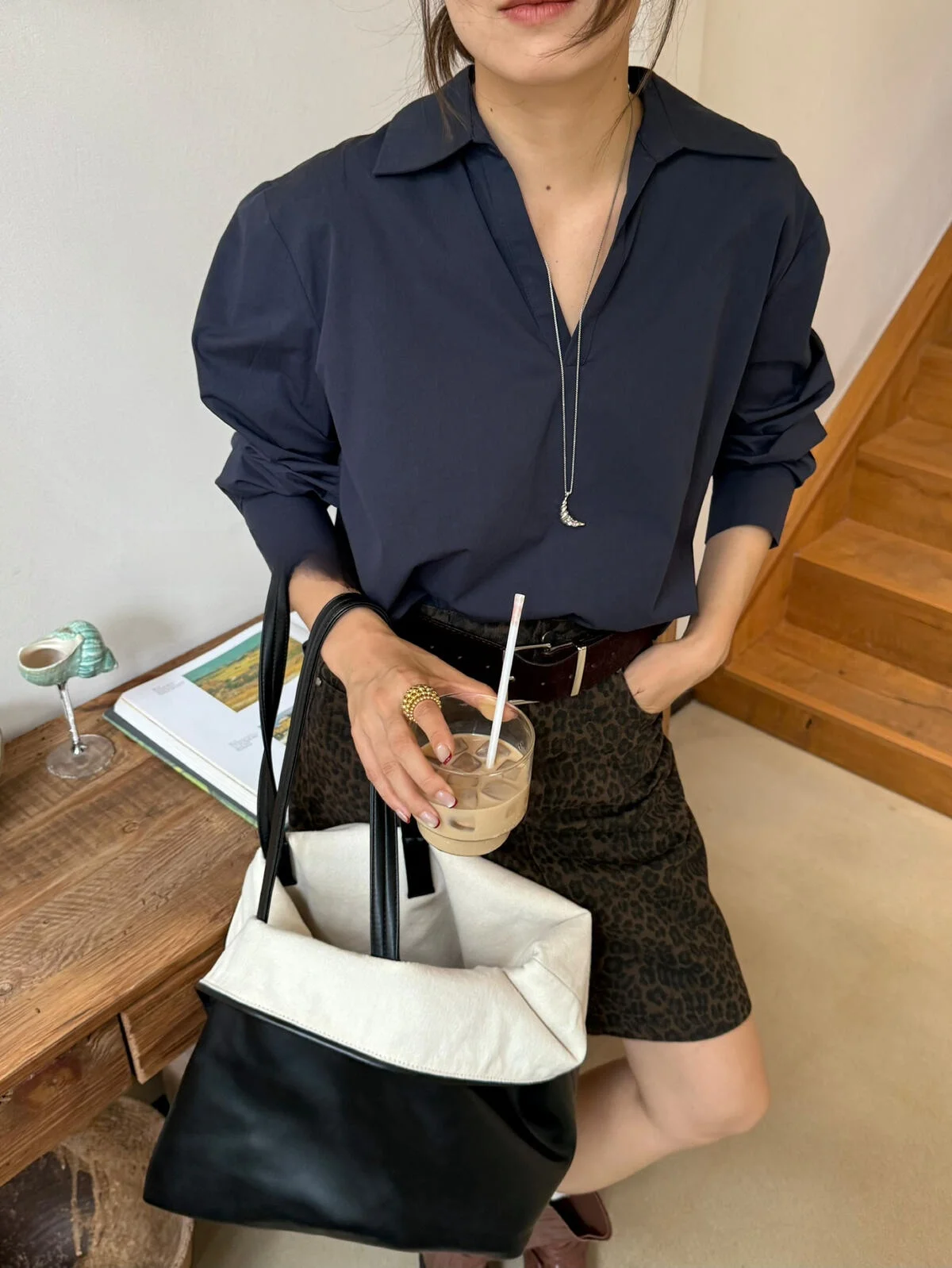 Модный женский топ в стиле ретро, свободного кроя, с длинным рукавом, королевского синего цвета, с V-образным вырезом, для повседневной носки
Модный женский топ в стиле ретро, свободного кроя, с длинным рукавом, королевского синего цвета, с V-образным вырезом, для повседневной носки