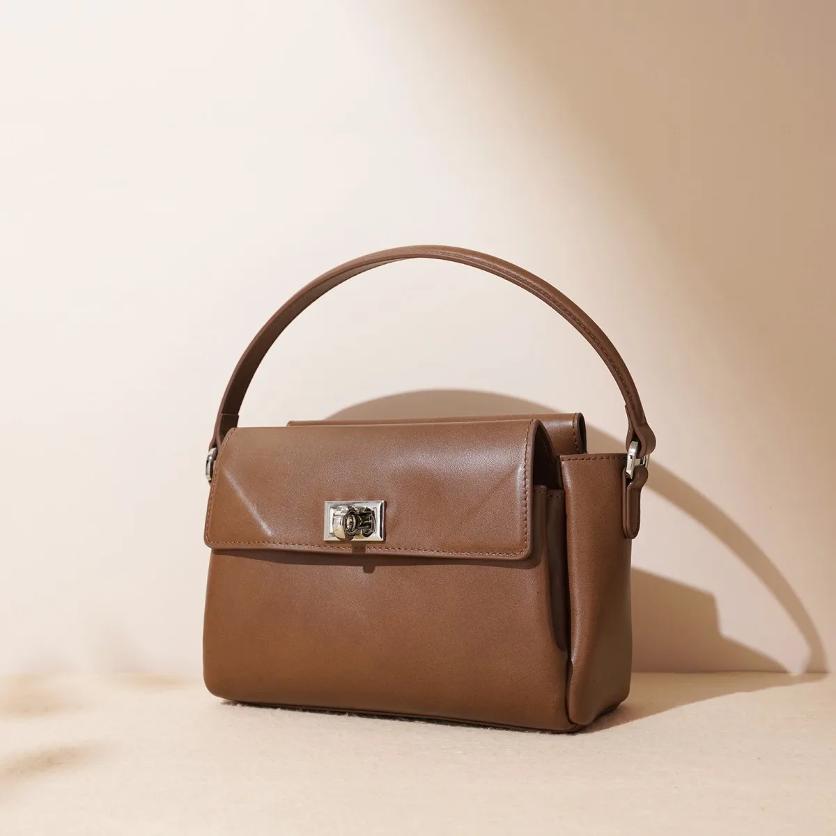 2025 Niche Luxury Design Handbag Cowhide Flap Bag Women Large Capacity Leather Shoulder Messenger Female Square Crossbody Bags
2025 Niche Luxury Design Handbag Cowhide Flap Bag Women Large Capacity Leather Shoulder Messenger Female Square Crossbody Bags