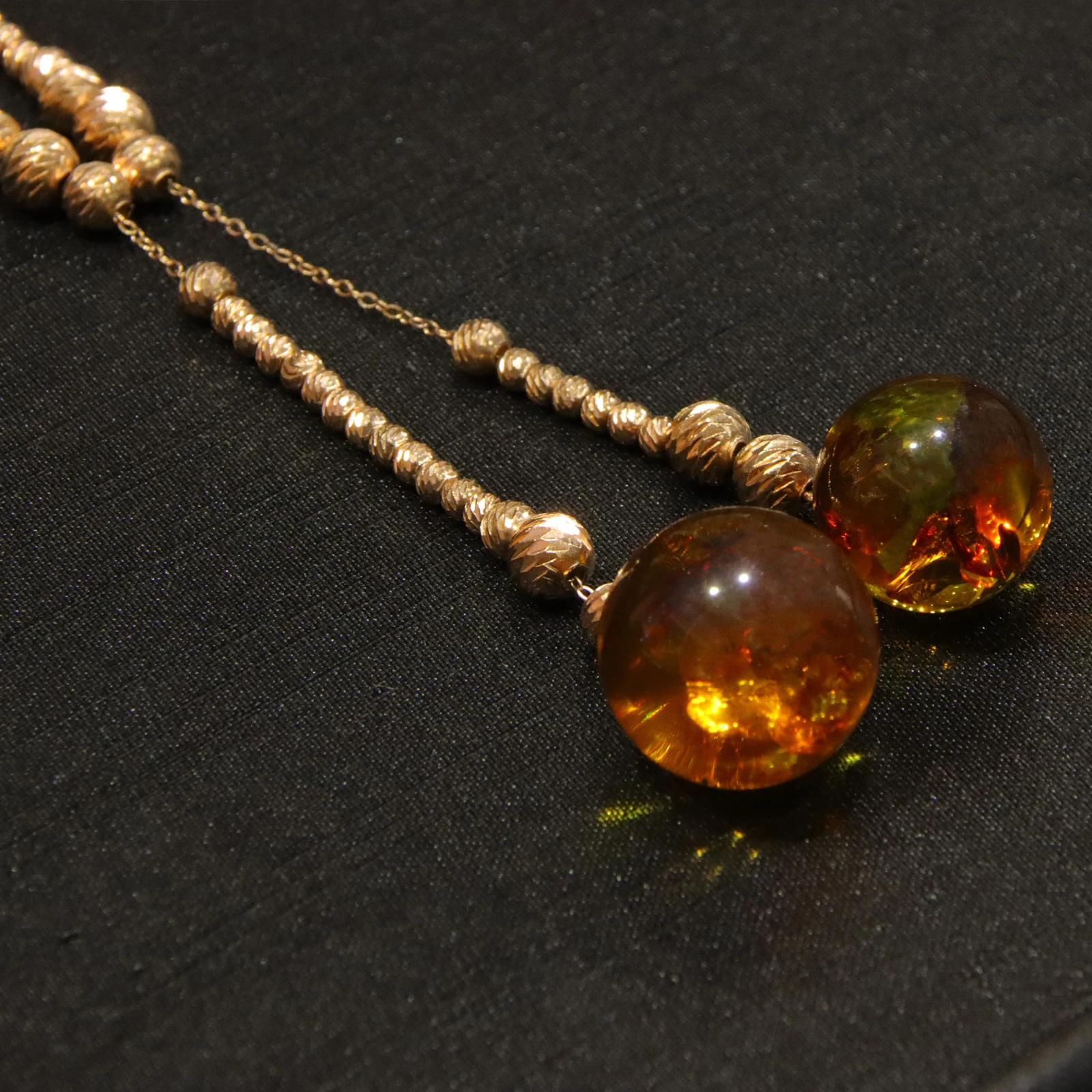 Подвеска из чистого серебра с мексиканским натуральным янтарем и Y-образной цепочкой из бисера с янтарными бусинами 15 мм и 18 мм
Подвеска из чистого серебра с мексиканским натуральным янтарем и Y-образной цепочкой из бисера с янтарными бусинами 15 мм и 18 мм