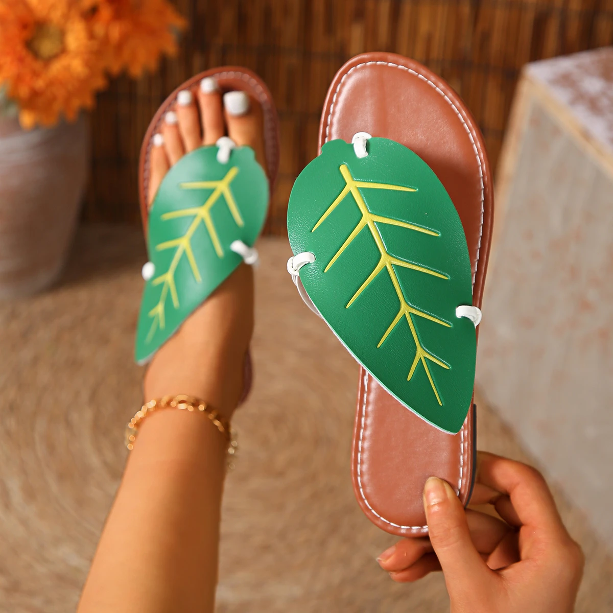 Women Slippers Summer Color Blocking Leaves Sandals Soft Leather Clip Toe Flat Slippers Sling Lightweight Shoes Slides Women
Women Slippers Summer Color Blocking Leaves Sandals Soft Leather Clip Toe Flat Slippers Sling Lightweight Shoes Slides Women